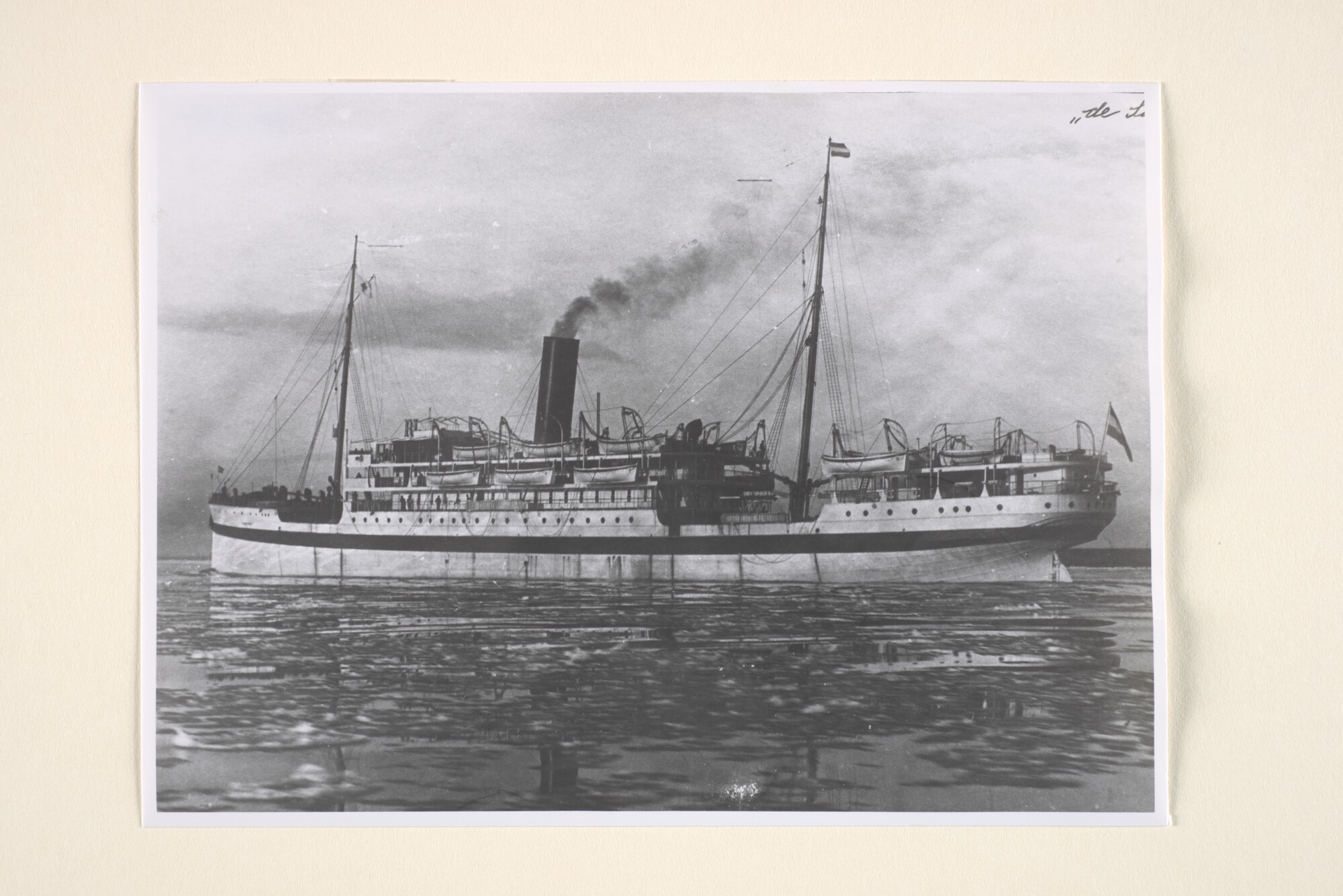 1996.3107; Het passagiersschip ss. 'Sindoro' van de Rotterdamsche Lloyd, omgebouwd als hospitaalschip, tijdens de Eerste Wereldoorlog; foto