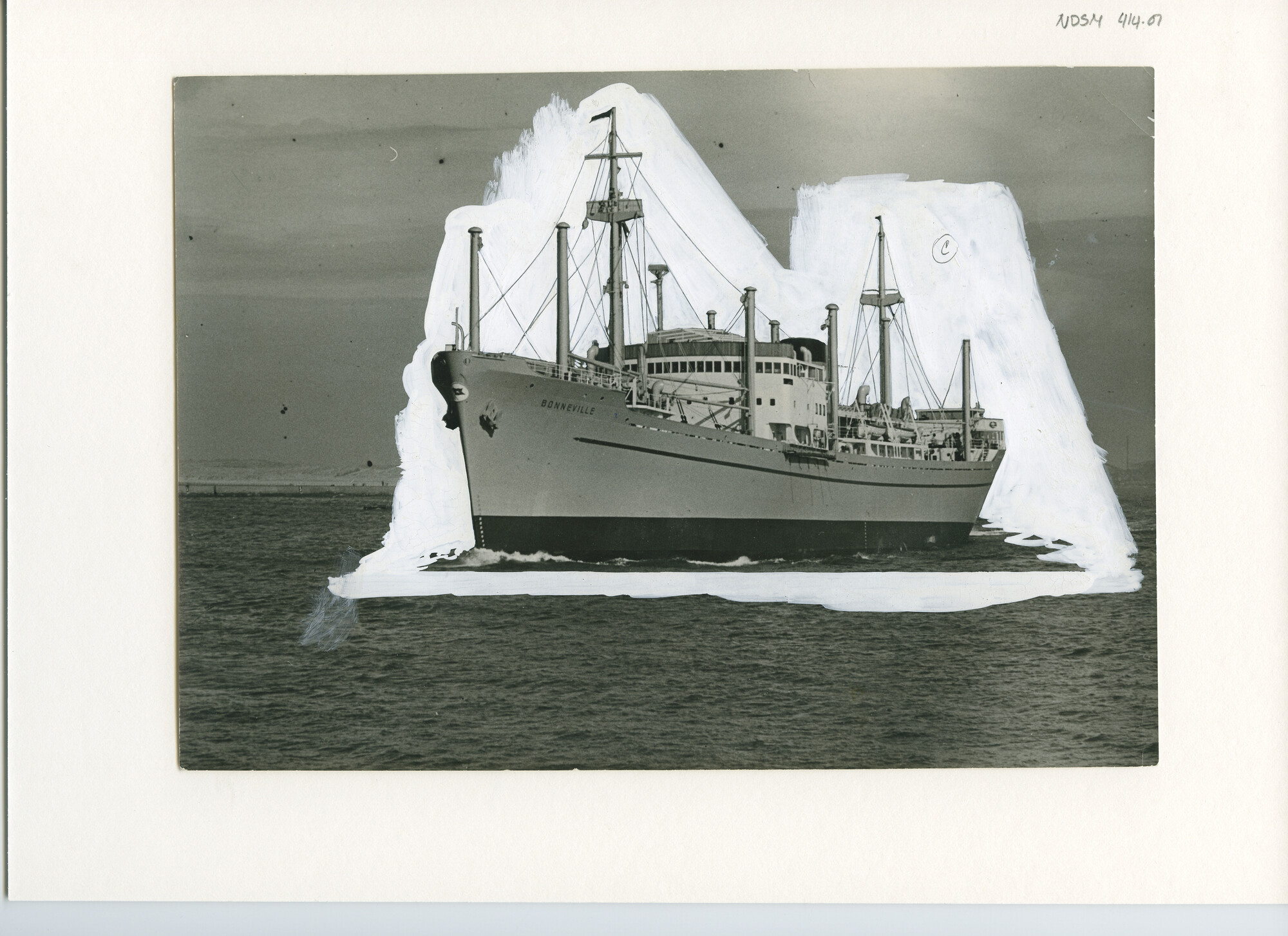 S.5444(1298); Foto van het passagiersschip ms. Bonneville, op zee; foto