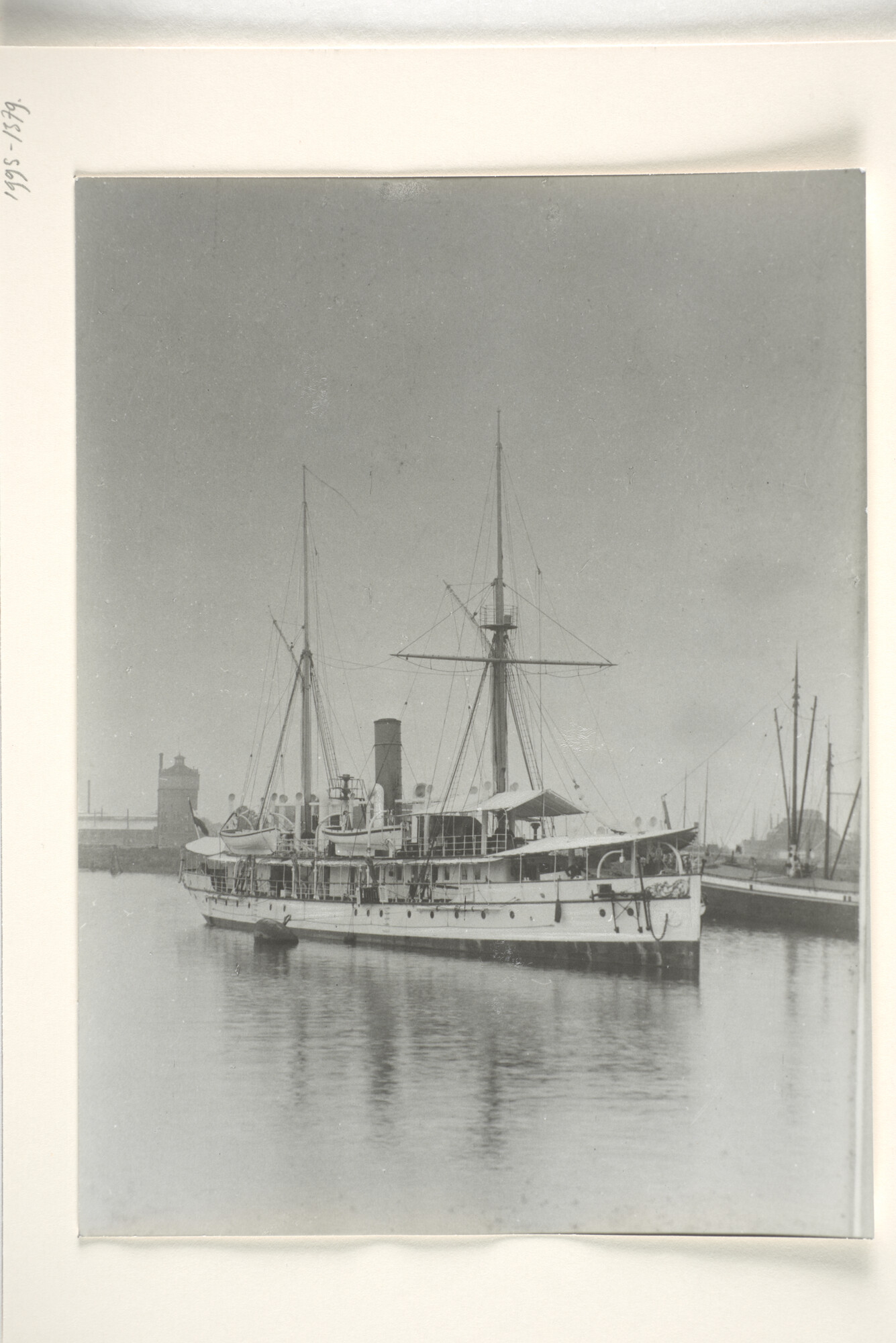 1995.1379; Het opnemingsvaartuig Hr.Ms. 'Van Doorn' vlak voor vertrek naar Indië afgemeerd te Rotterdam; foto