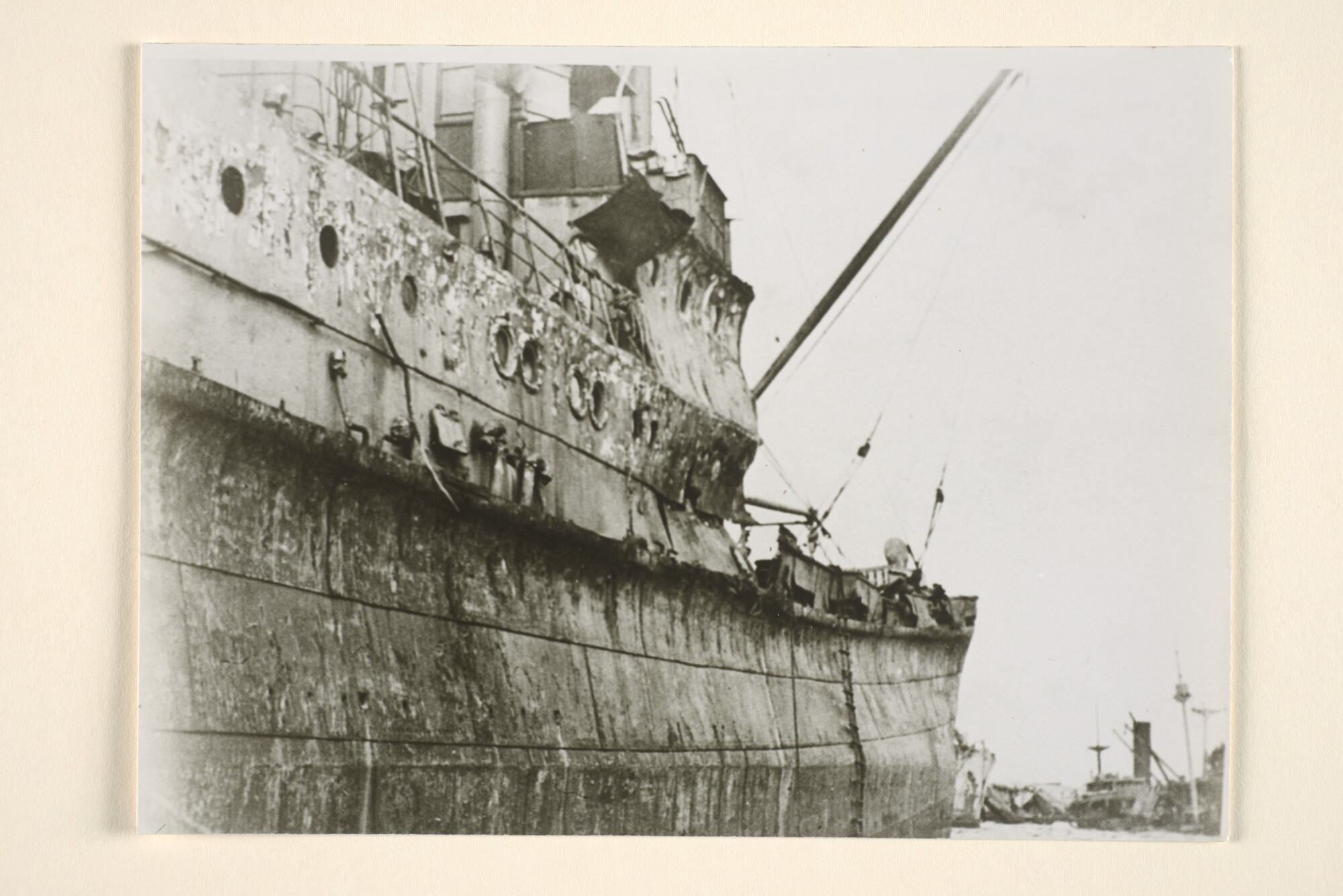1995.6959; Detailfoto van schade aangericht aan het vrachtschip ss. Trajanus van de KNSM; foto