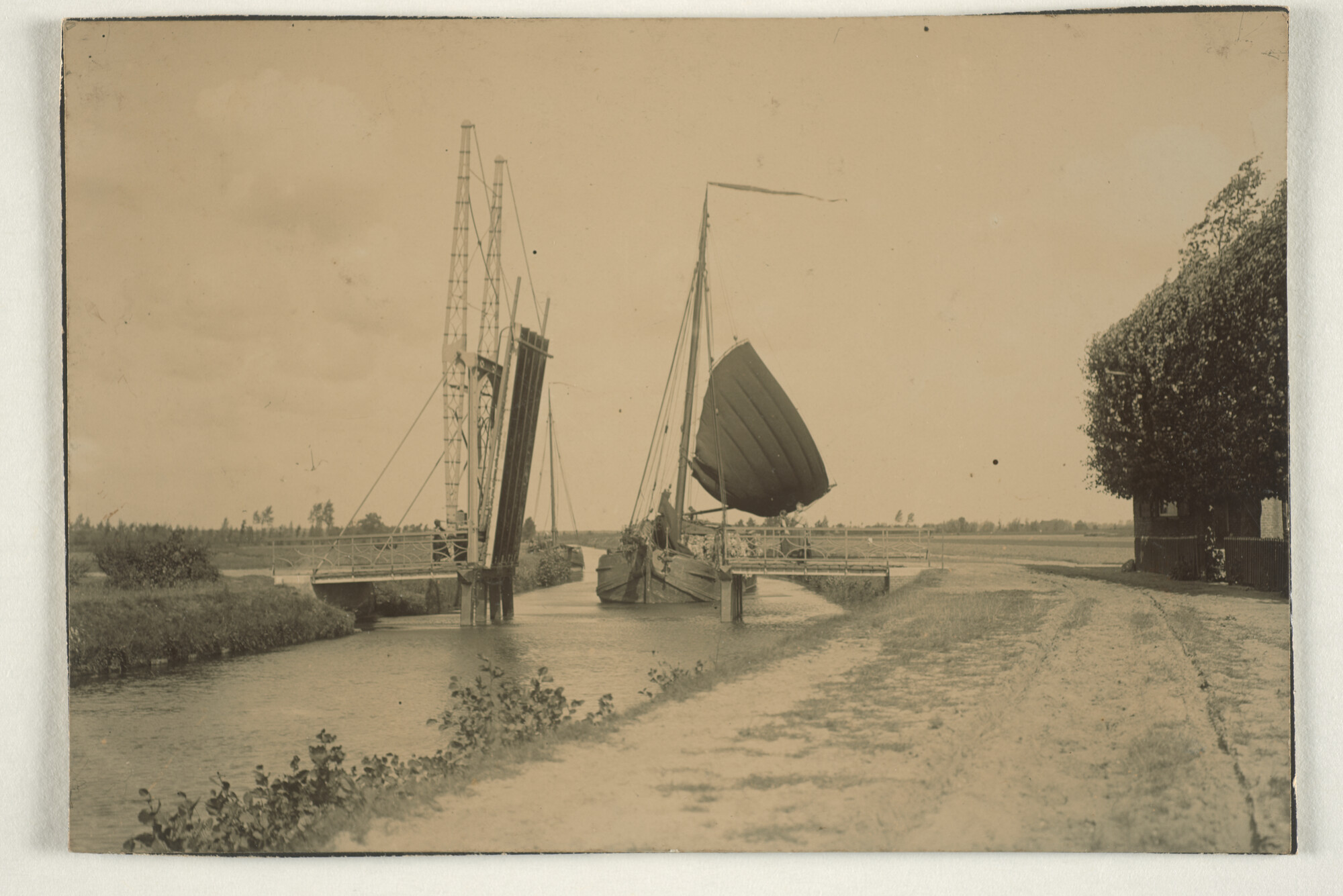 1996.3386; Gezicht op het kanaal Apeldoorn - Hattum met een Overijsselse praam [...]; foto