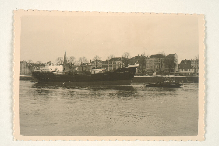 S.5219(12)0161; Foto's van het vertrek uit Arnhem voor de proeftocht van het bij de ASM gebouwde Noord-Ierse vrachtschip ms. 'Balleygalley Head'; fotoreportage