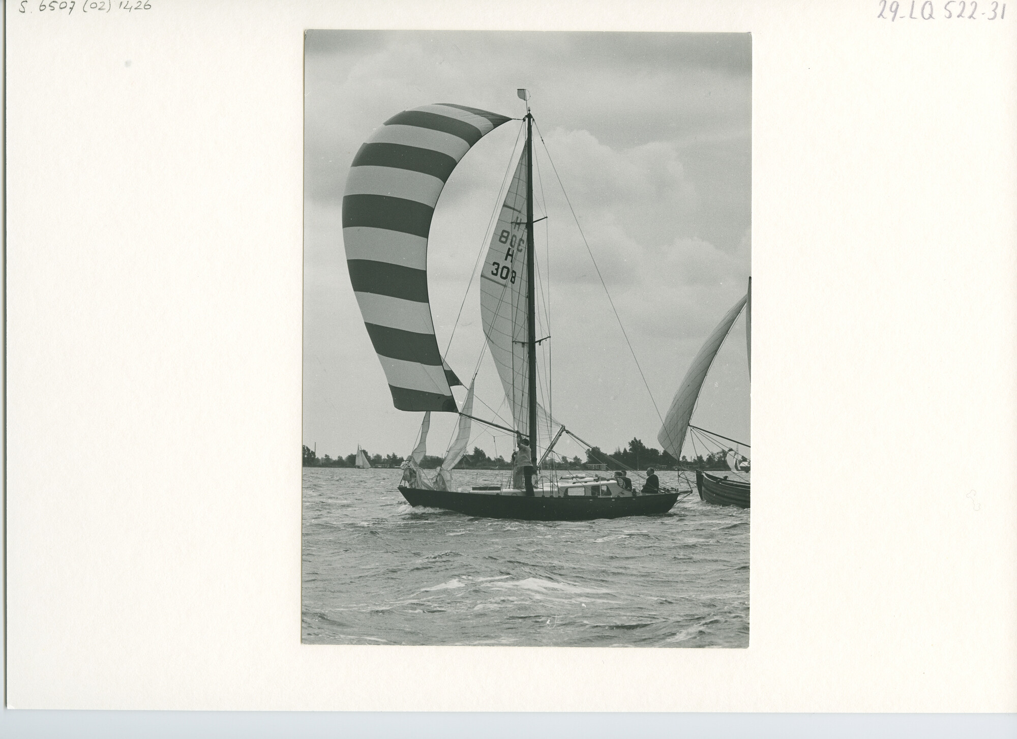 S.6507(02)1426.03; Zwart-wit foto van de een wedstrijd voor RORC-gemeten jachten op de Westeinderplassen; foto