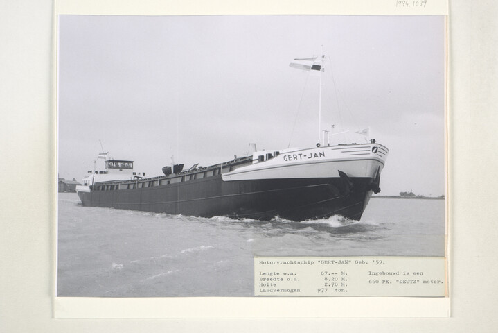 1994.1039; (Voorheen) Album met fotos van bij Scheepswerf Van Goor Monnickendam; fotoalbum