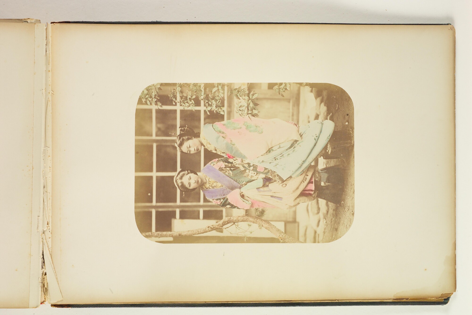 1994.2027; Album nr.4 van Hendrik de Booy met foto's, prenten en documenten van Japan; fotoalbum