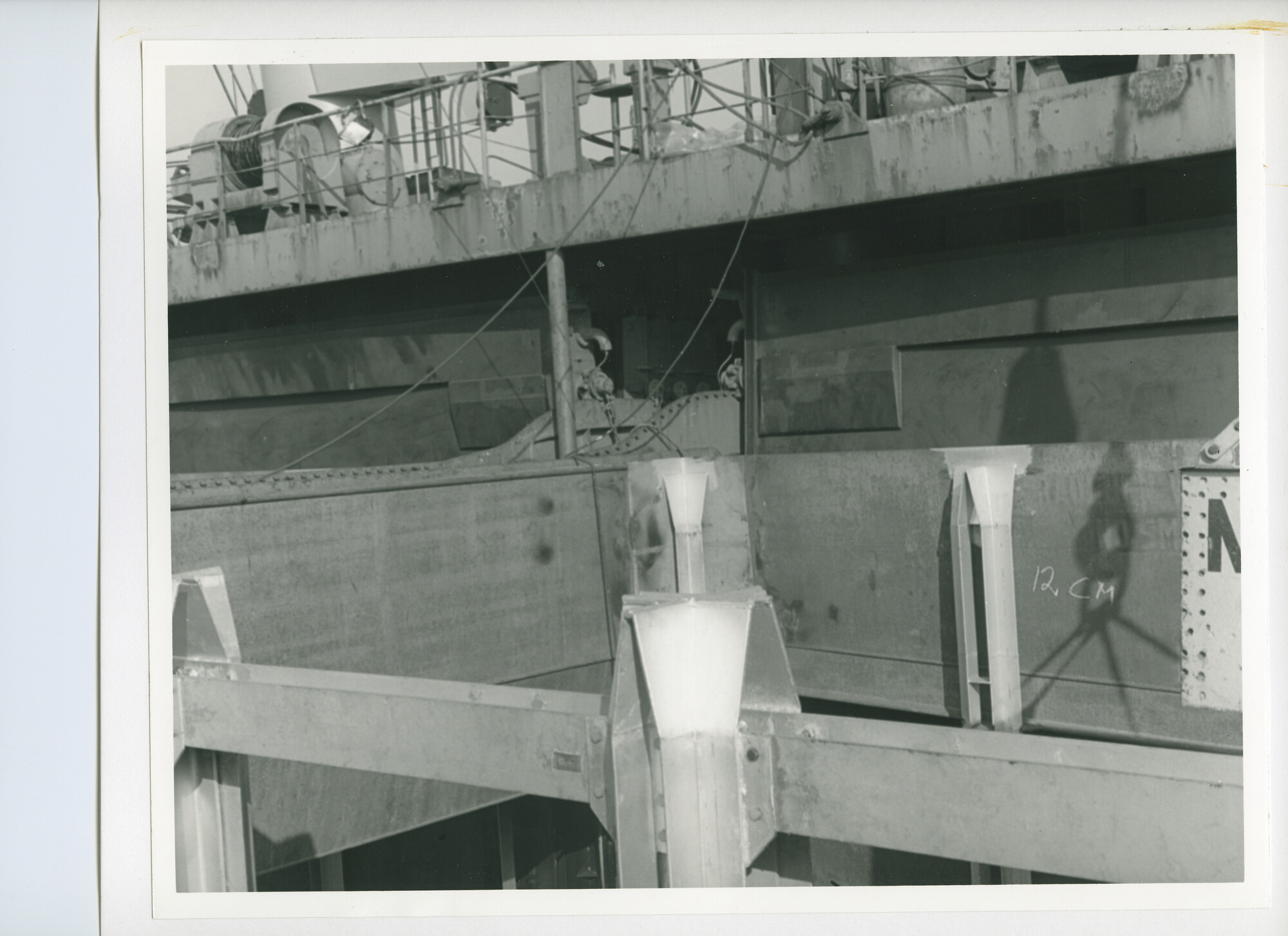 S.5444(5794)10; Foto van het aanbrengen van containergeleidingen in een reparatieschip (verm. De Frank Pais); foto