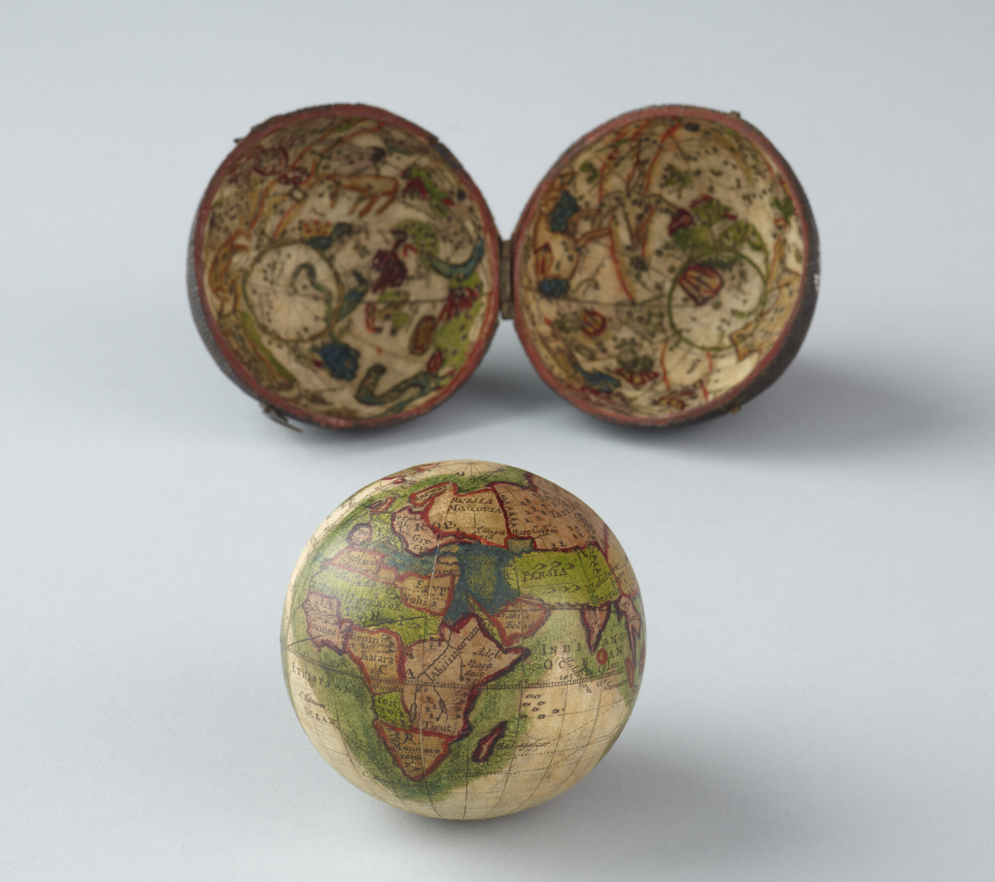 A.3299; Zakglobe van 6,75 cm, in foudraal, door Joseph Moxon, circa 1670; globe