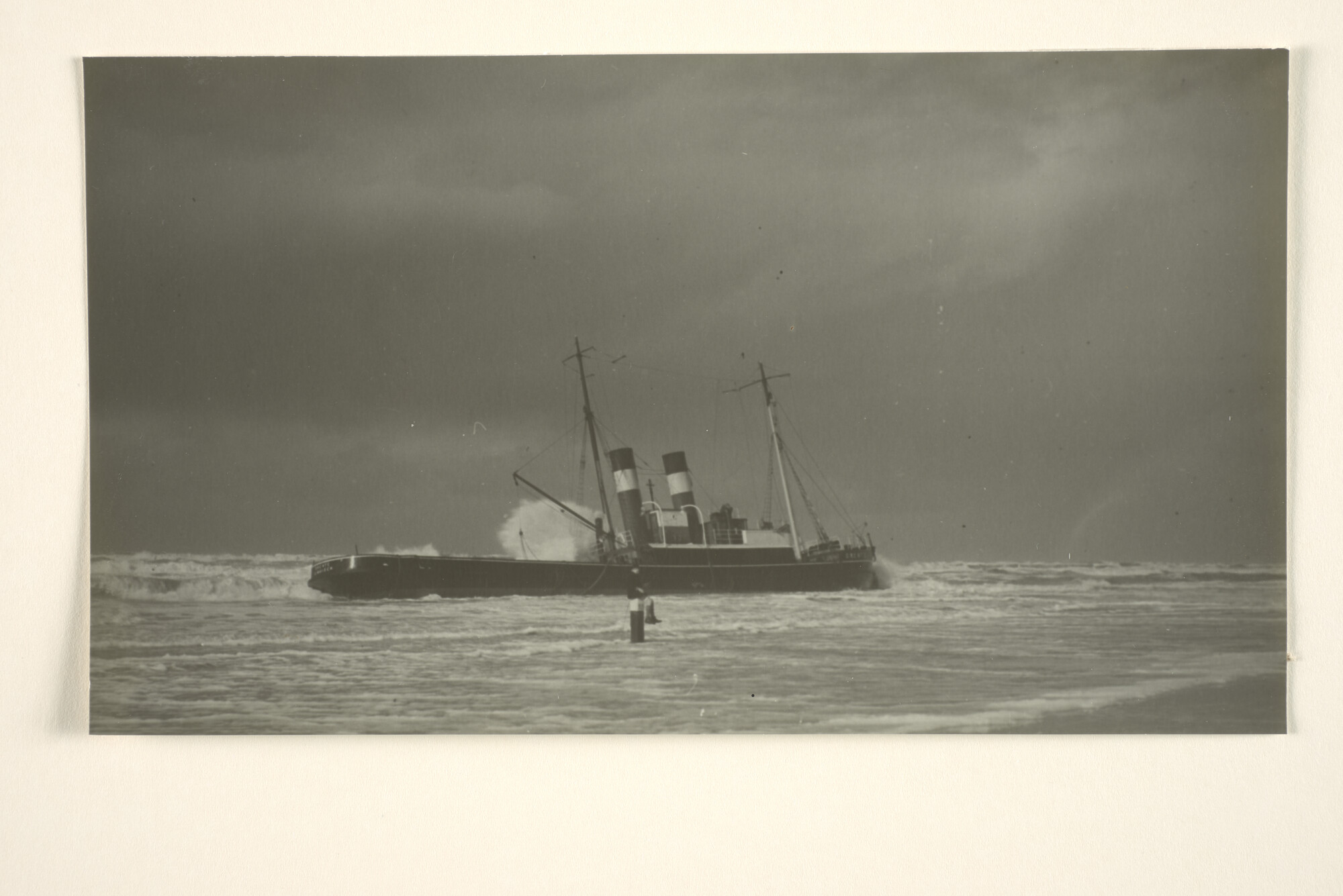1996.3449; De stoomsleepboot Drente van Bureau Wijsmuller ligt op het strand van [...]; foto