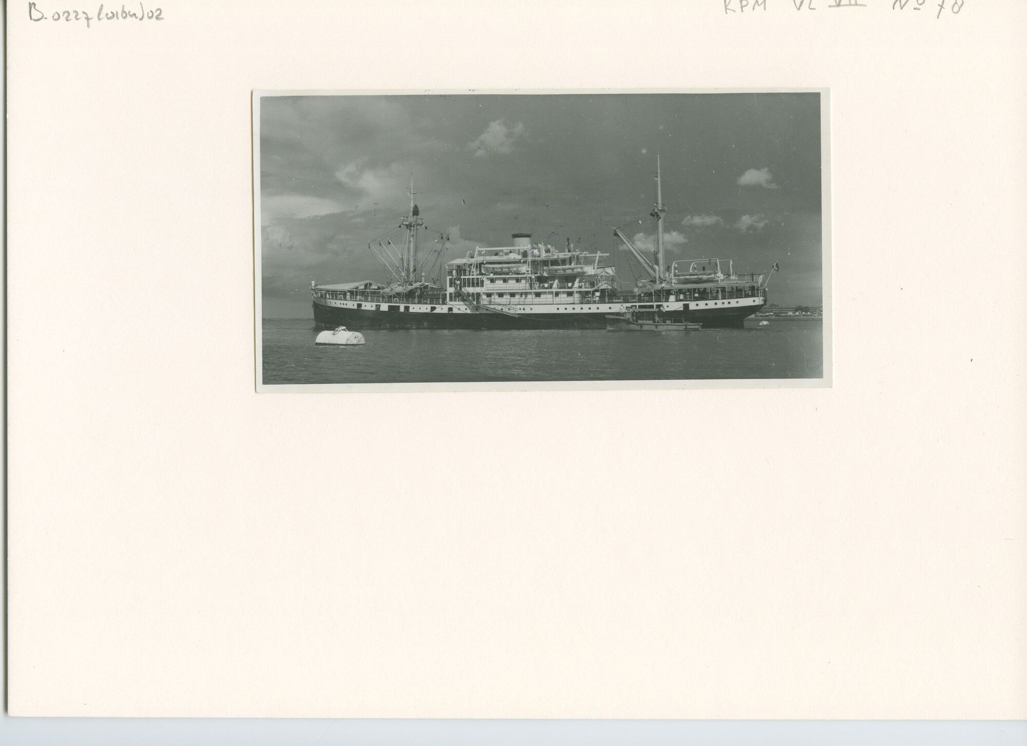 B.0227(0164)02; Foto van ms. Kalianget bij het vertrek uit de haven van Rotterdam; foto