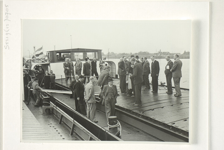 S.5219(12)0705; Foto's van het vrachtschip ms. Roekwijk van de Nieuwe Rijnvaart Maatschappij op een rivier en aan een kade; fotoreportage
