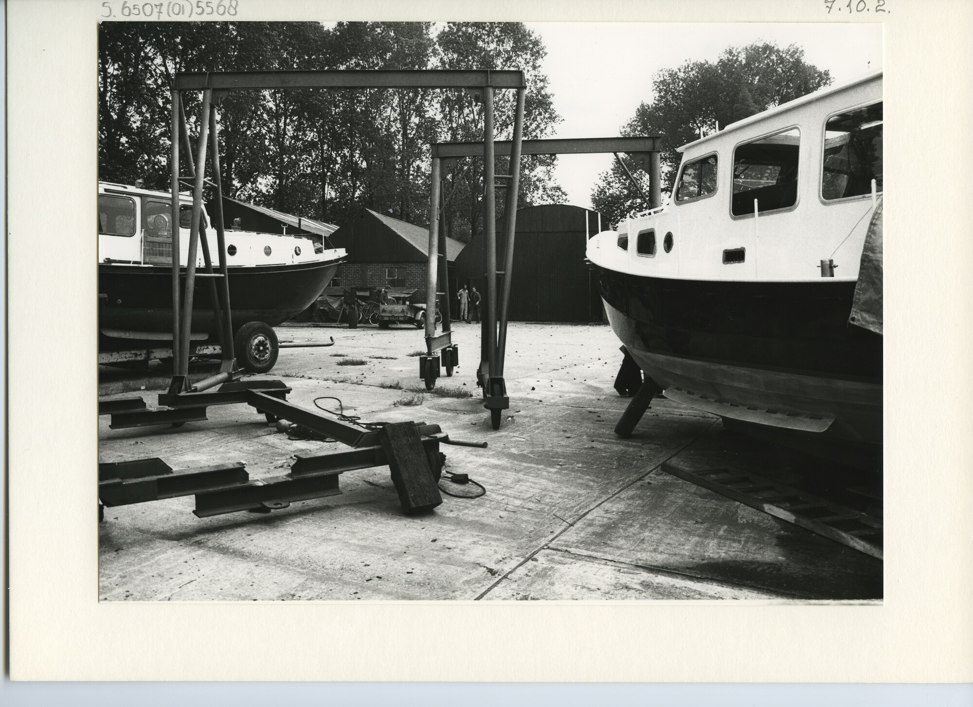 S.6507(01)5568; Foto van voor aflevering gereedstaande motorboten op V.d. Werff, Doesburg; foto