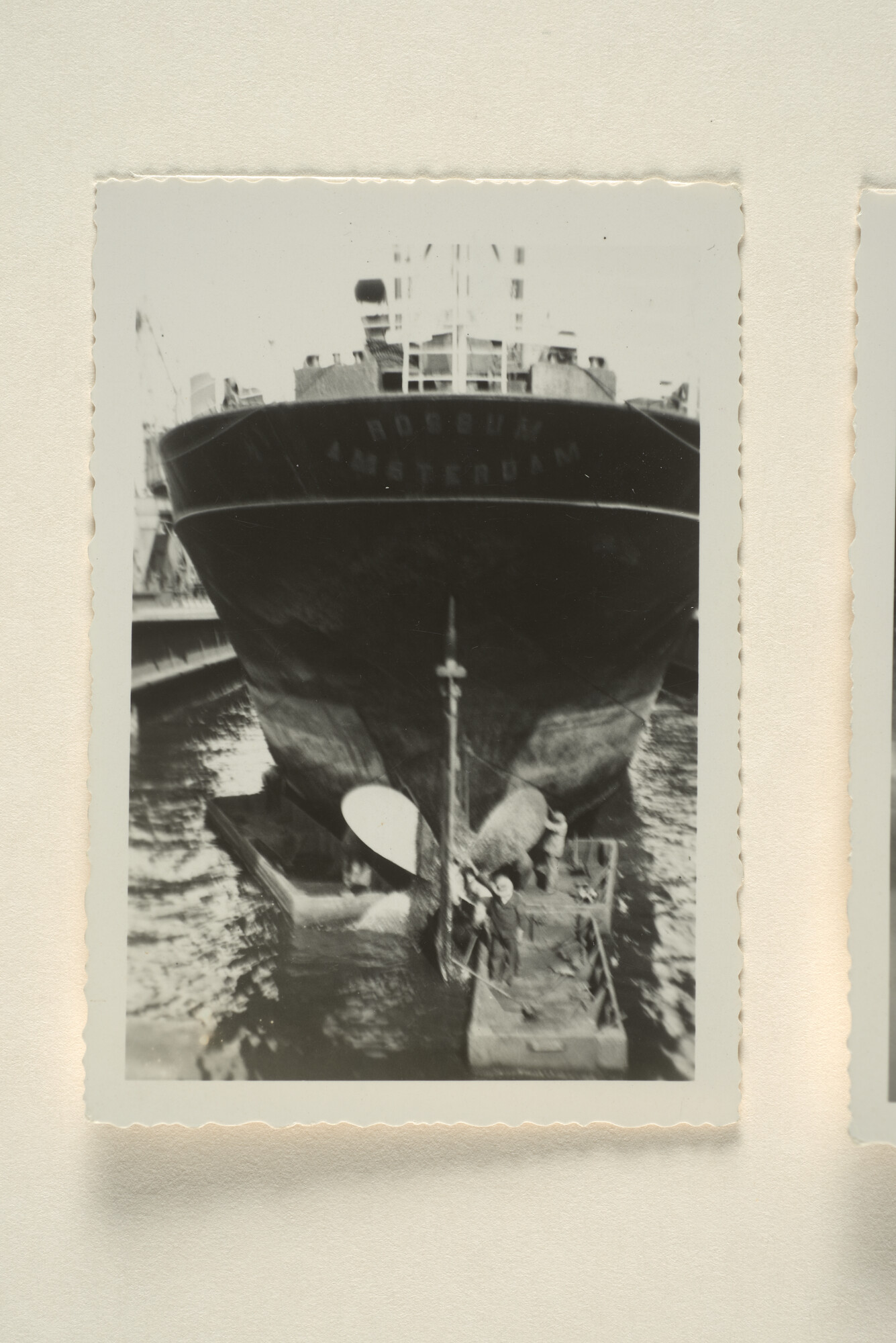 1996.0514; Foto's van het vrachtschip ss. 'Rossum' van de Stoomvaart Maatschappij 'Oostzee' ligt in het droogdok van de ADM te Amsterdam, juni 1936; fotoreportage