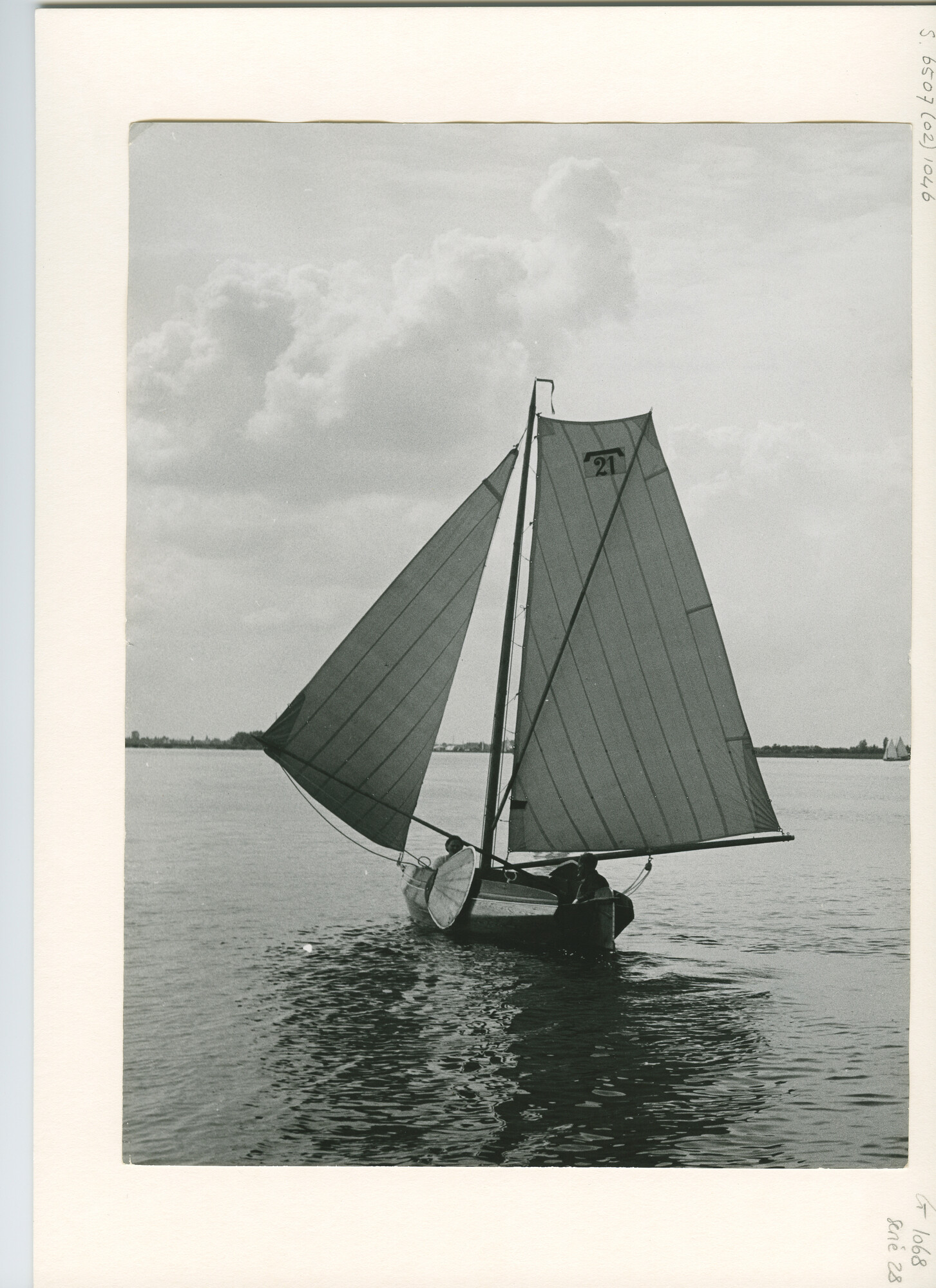 S.6507(02)1046; Zwart-wit foto van de Friese schouw met zeilnummer 21 varend voor de wind op het Sneekermeer; foto