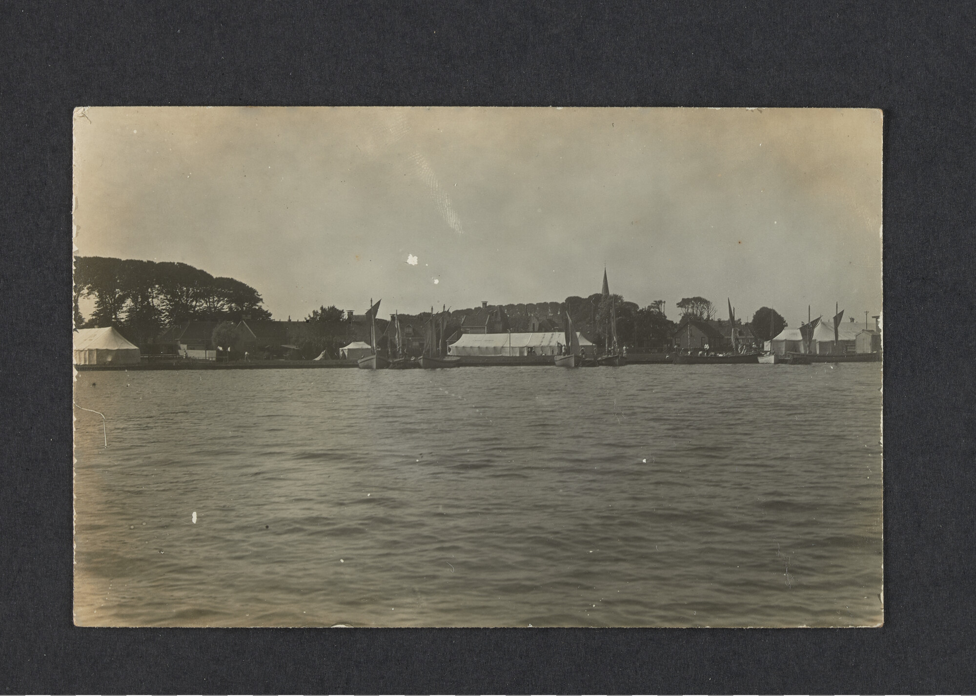 2022.0007; Zwart-wit foto van het eerste waterkamp voor jongens in Langweer (De Friese Meren) in 1915; foto