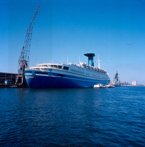 S.9100(7081); Dia van het Italiaanse cruiseschip Angelino Lauro (ex- Oranje van de SMN) afgemeerd bij de PTA in Amsterdam; diapositief
