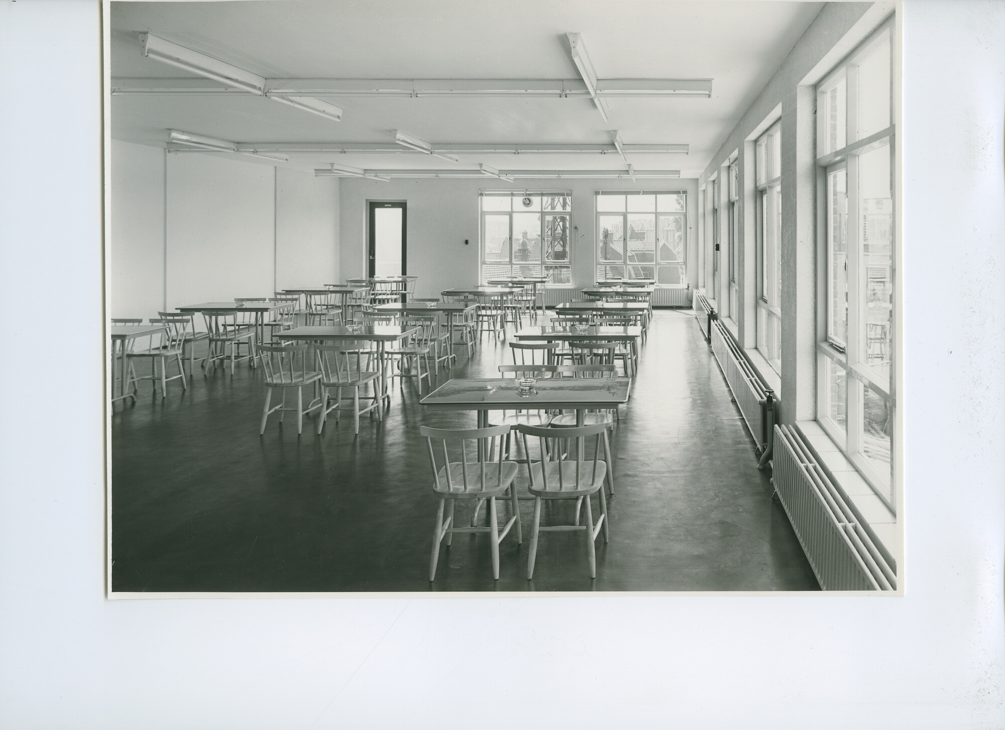 S.5621(01)1007; Foto van leslokaal of kantine.; foto