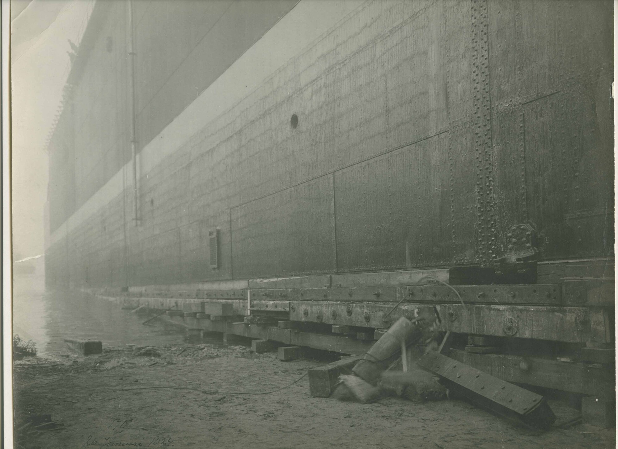 S.5444(0573)1; Foto van de tewaterlating van een deel van het drijvend droogdok Hendrikdok; foto