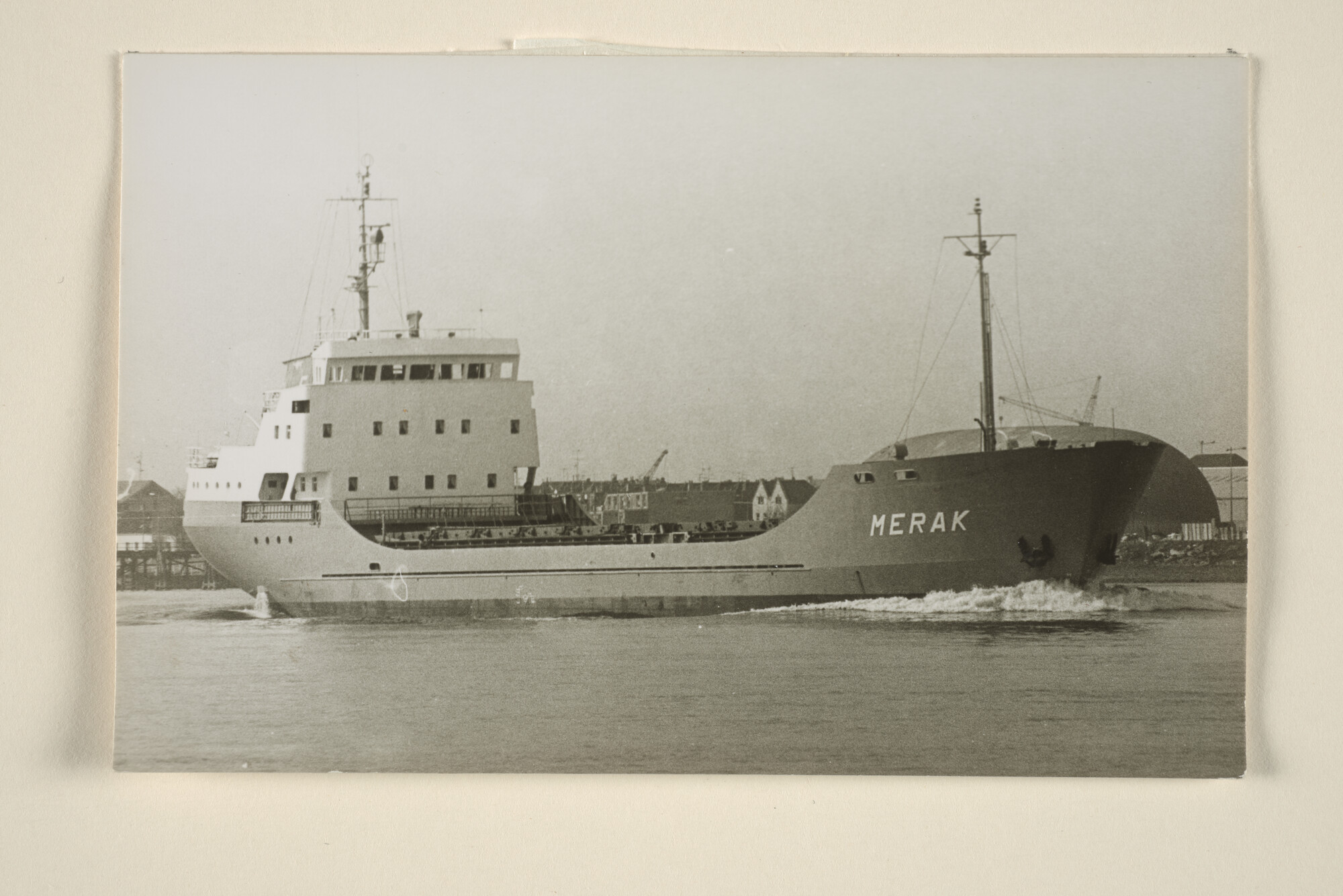 1998.1509; Het ms. 'Merak' varende op de Nieuwe Waterweg; foto