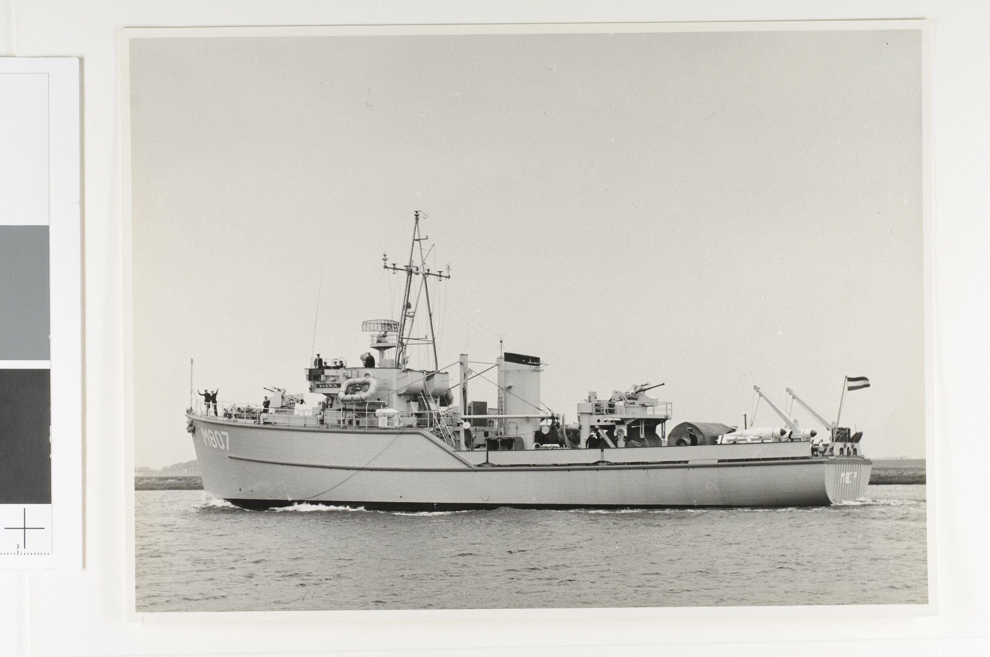 1992.1613; De oceaanmijnenveger Hr.Ms. Waalwijk (M 807) vaart uit (via het [...]; foto