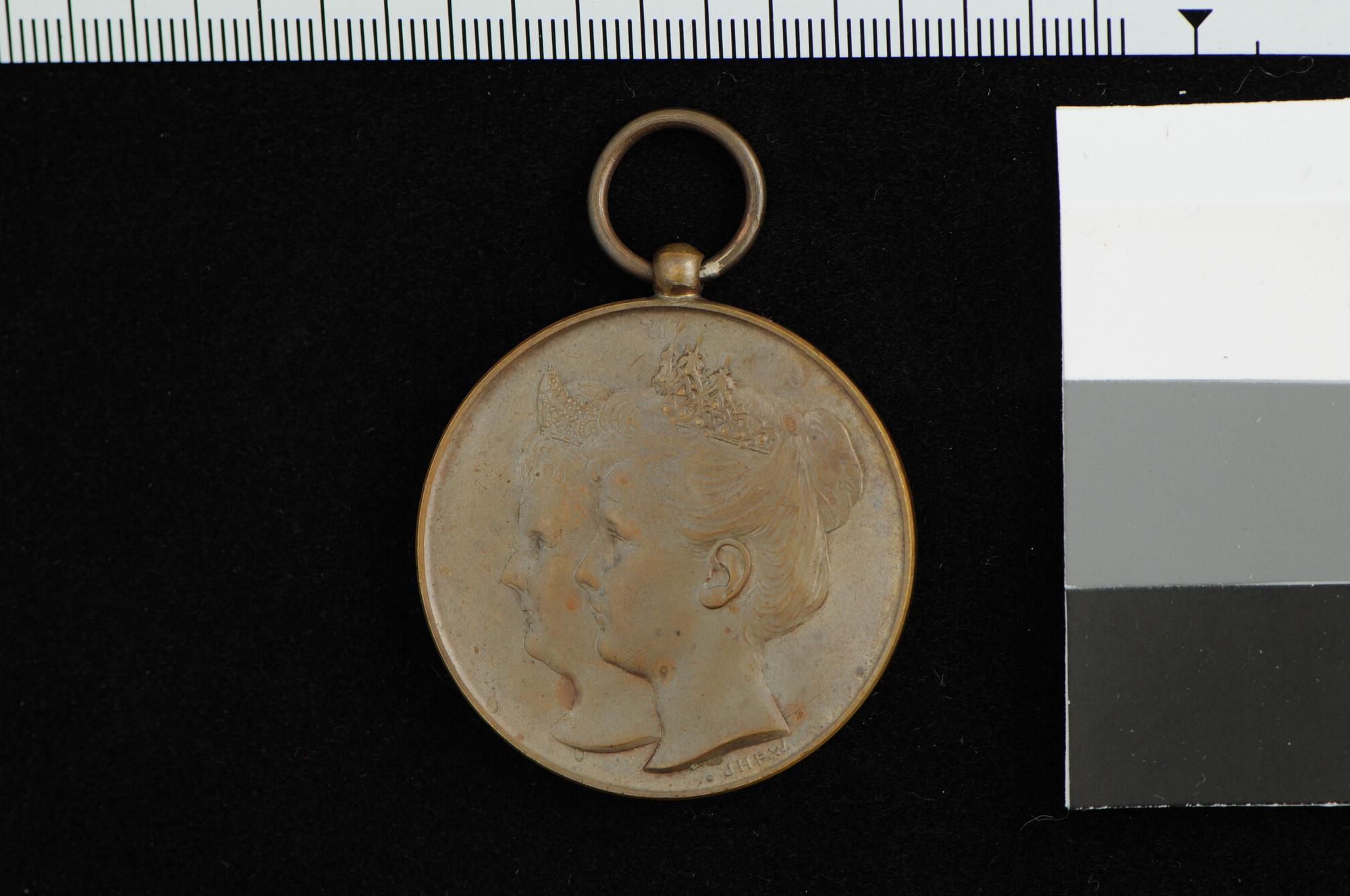 A.1409(01); Draagpenning op de inhuldiging van koningin Wilhelmina, 1898; penning