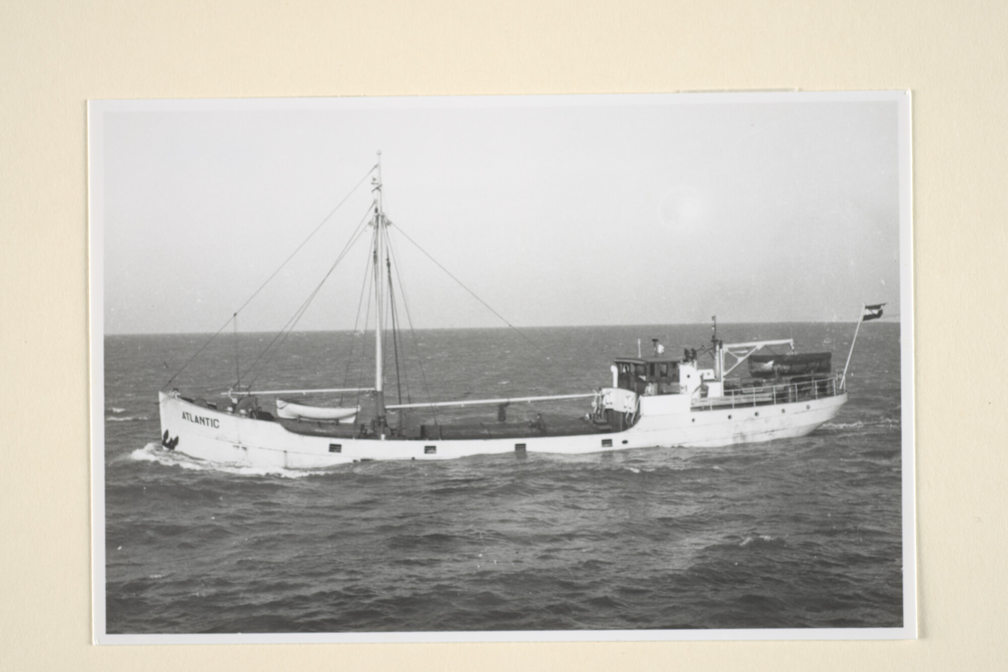 1996.1456; De coaster ms. 'Atlantic' van J. Roosien te Groningen gezien op zee; foto