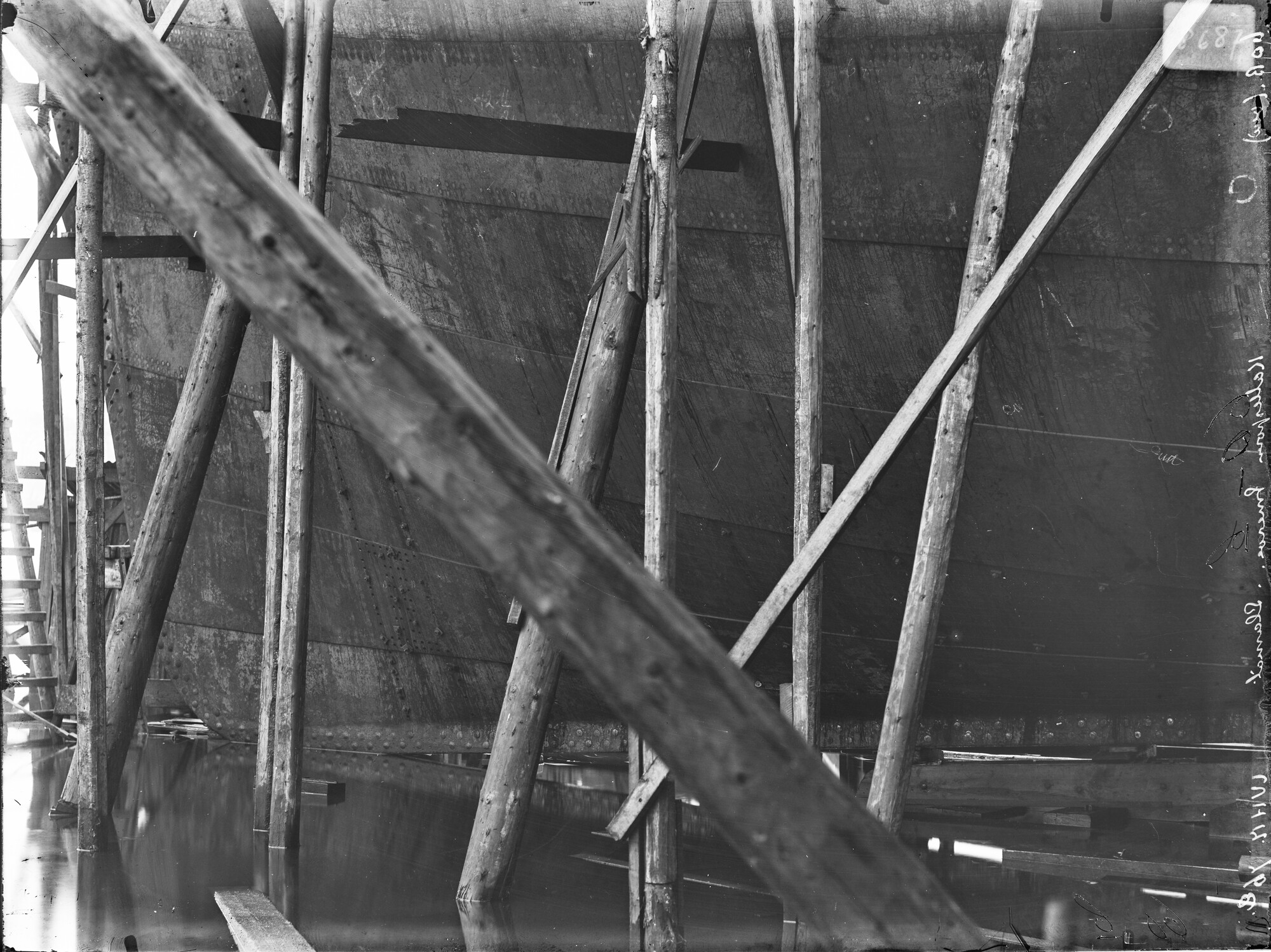 S.1156(06)151-1; Kattesporen voor het 3-mast barkschip Slamat en Smeroe, in aanbouw op de werf De Nachtegaal; negatief