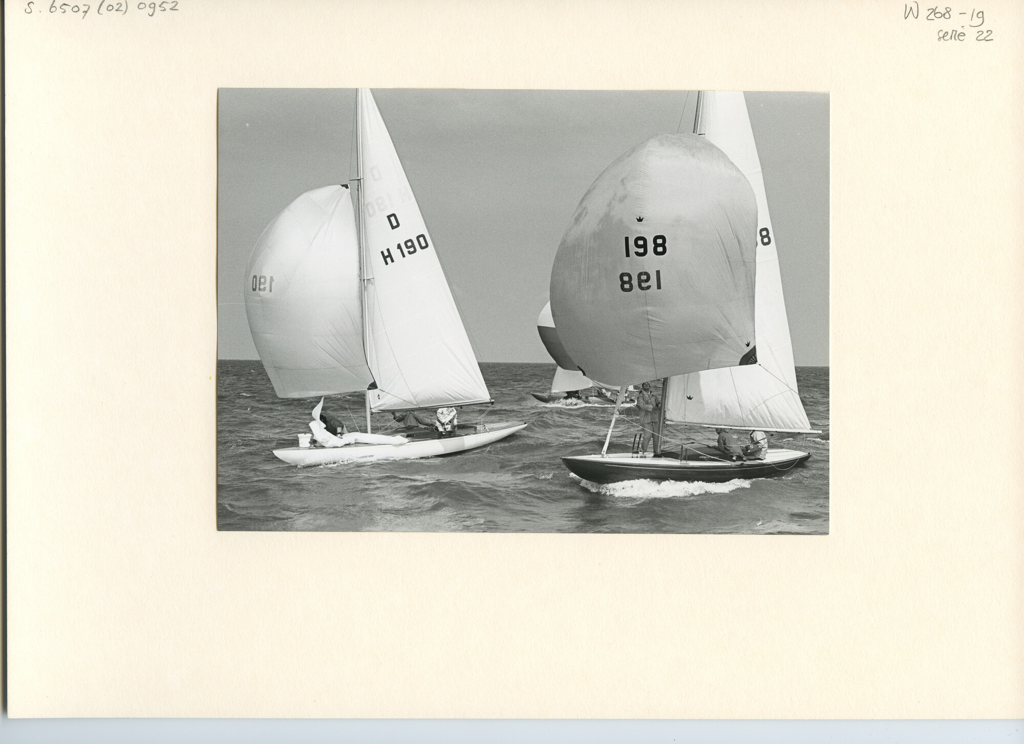 S.6507(02)0952.02; Zwart-wit foto van de Drakenklasse op het IJsselmeer voor Medemblik in een wedstrijd van KZ&RV Hollandia; foto