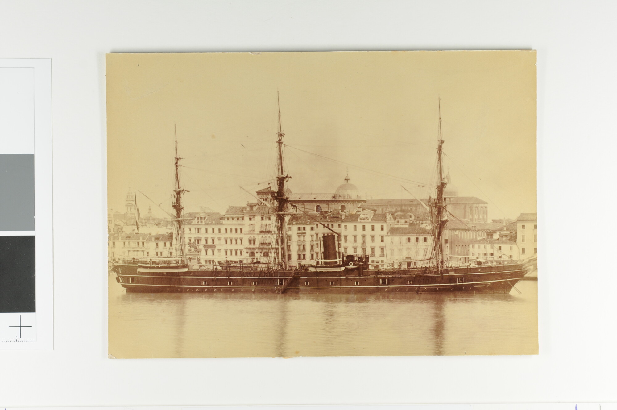 S.1510(01)b; Het fregat Hr.Ms. Van Speijk ligt voor anker in Venetië; foto