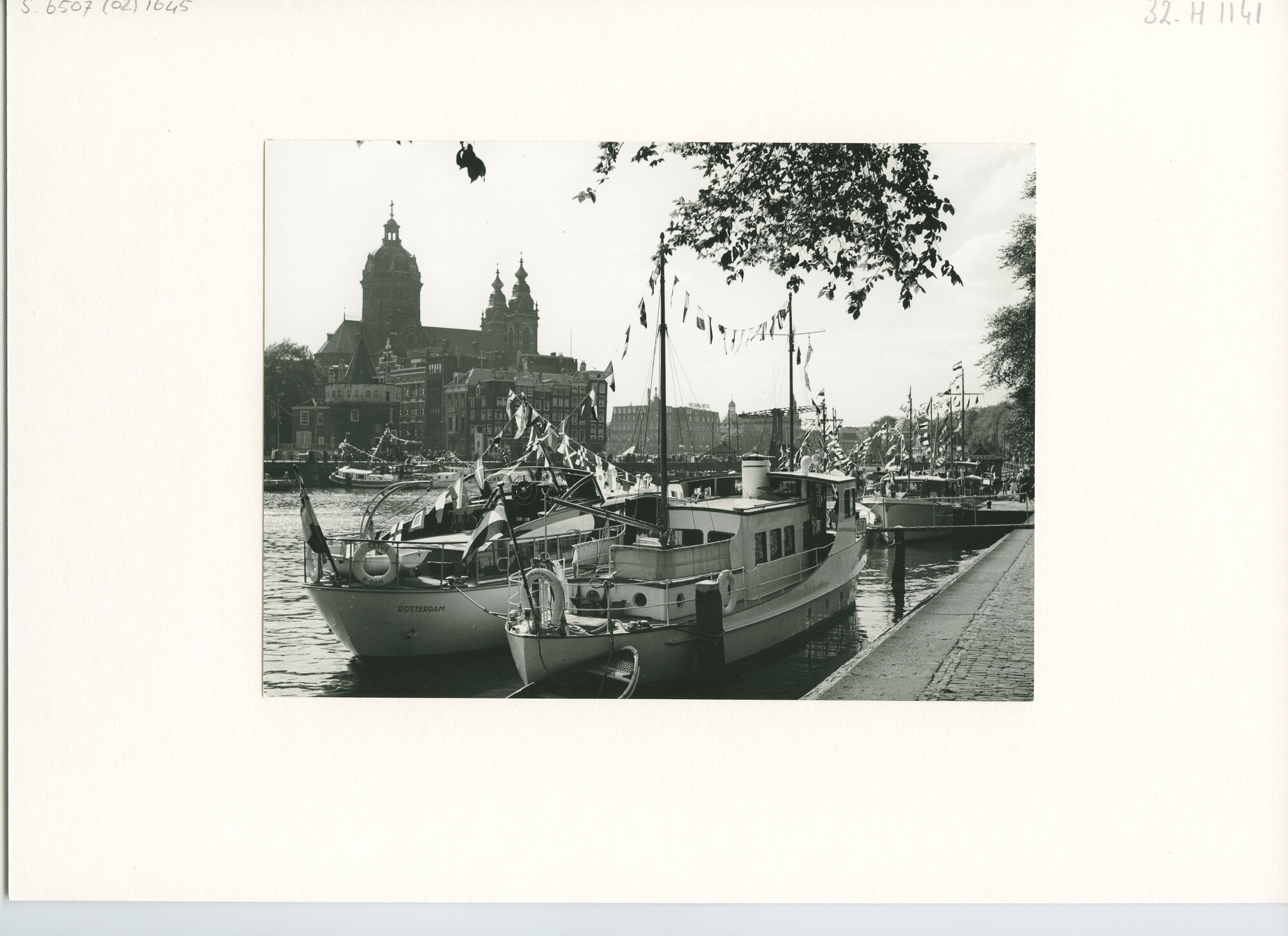 S.6507(02)1645.02; Zwart-wit foto van de deelnemers aan de Pavillon d'Or 1955, stertocht voor motorjachten afgemeerd in het Oosterdok te Amsterdam; foto