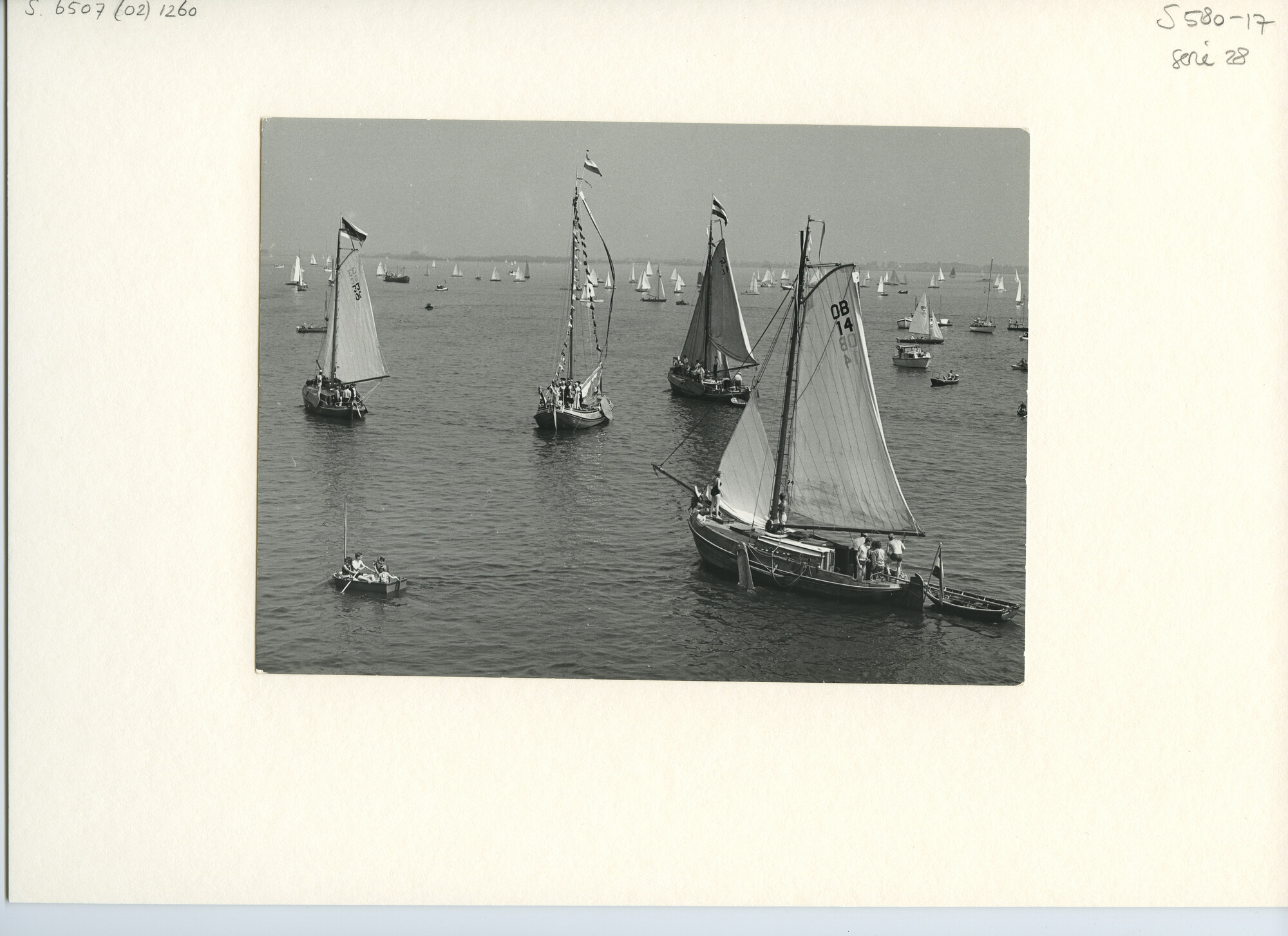 S.6507(02)1260.01; Zwart-wit foto van de reunie van ronde en platbodemjachten tijdens de Sneekweek; foto
