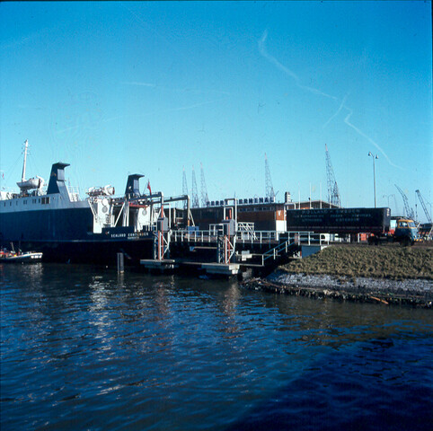 S.9100(3835); Dia van de VCK Ferry Terminal aan de Coenhaven met de Britse veerboot [...]; diapositief