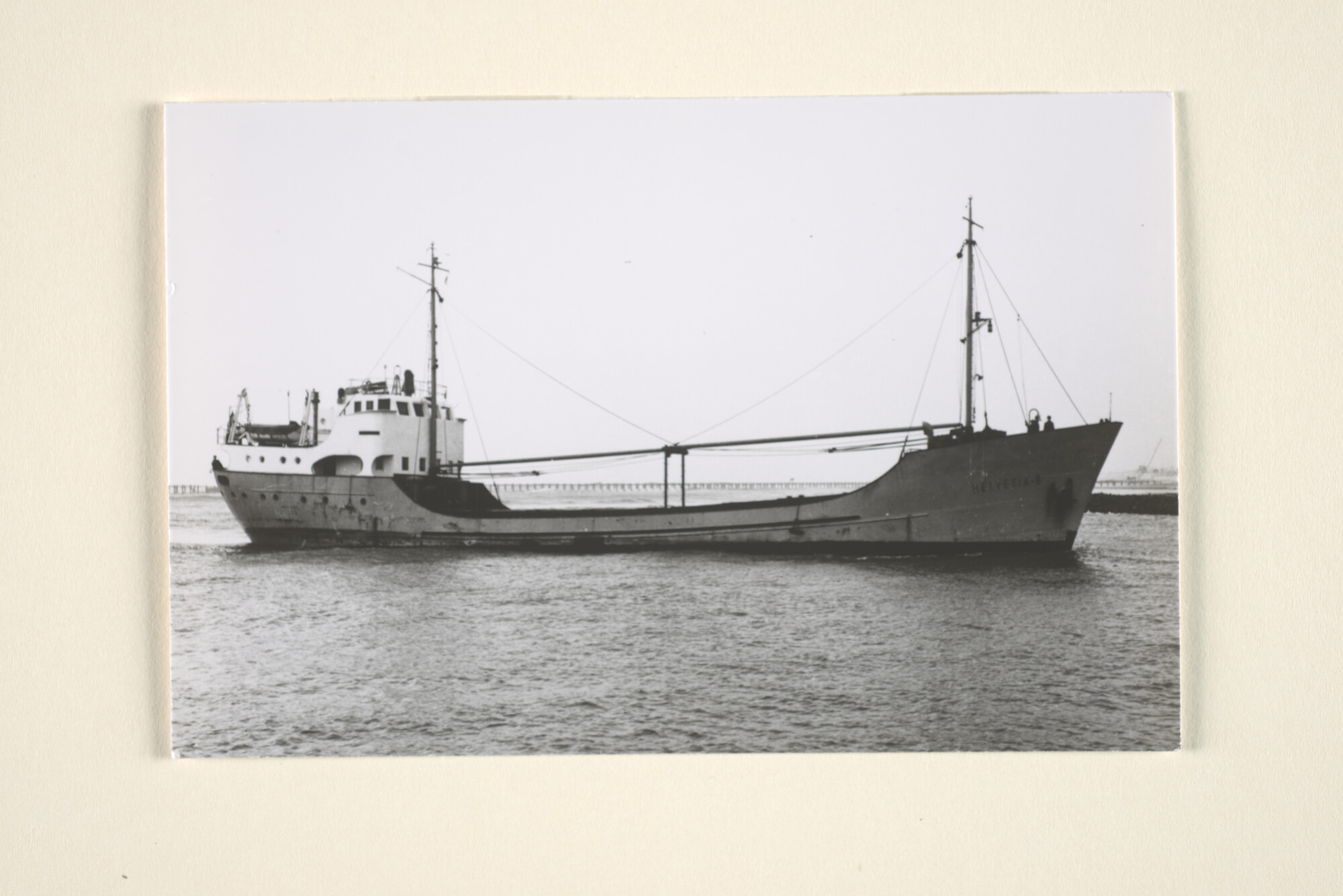 1996.2222; De coaster ms. Helvetia S van NV Rederij Helvetia komt binnen; foto