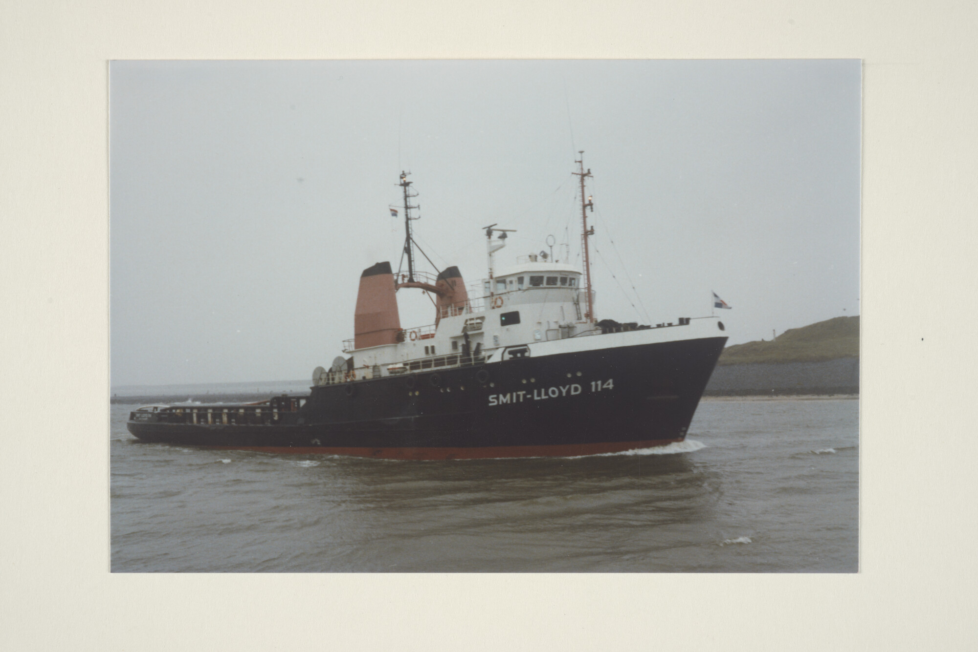 1997.4678; Kleurenfoto van het bevoorradingsschip 'Smit Lloyd 114' van Smit Lloyd BV; foto