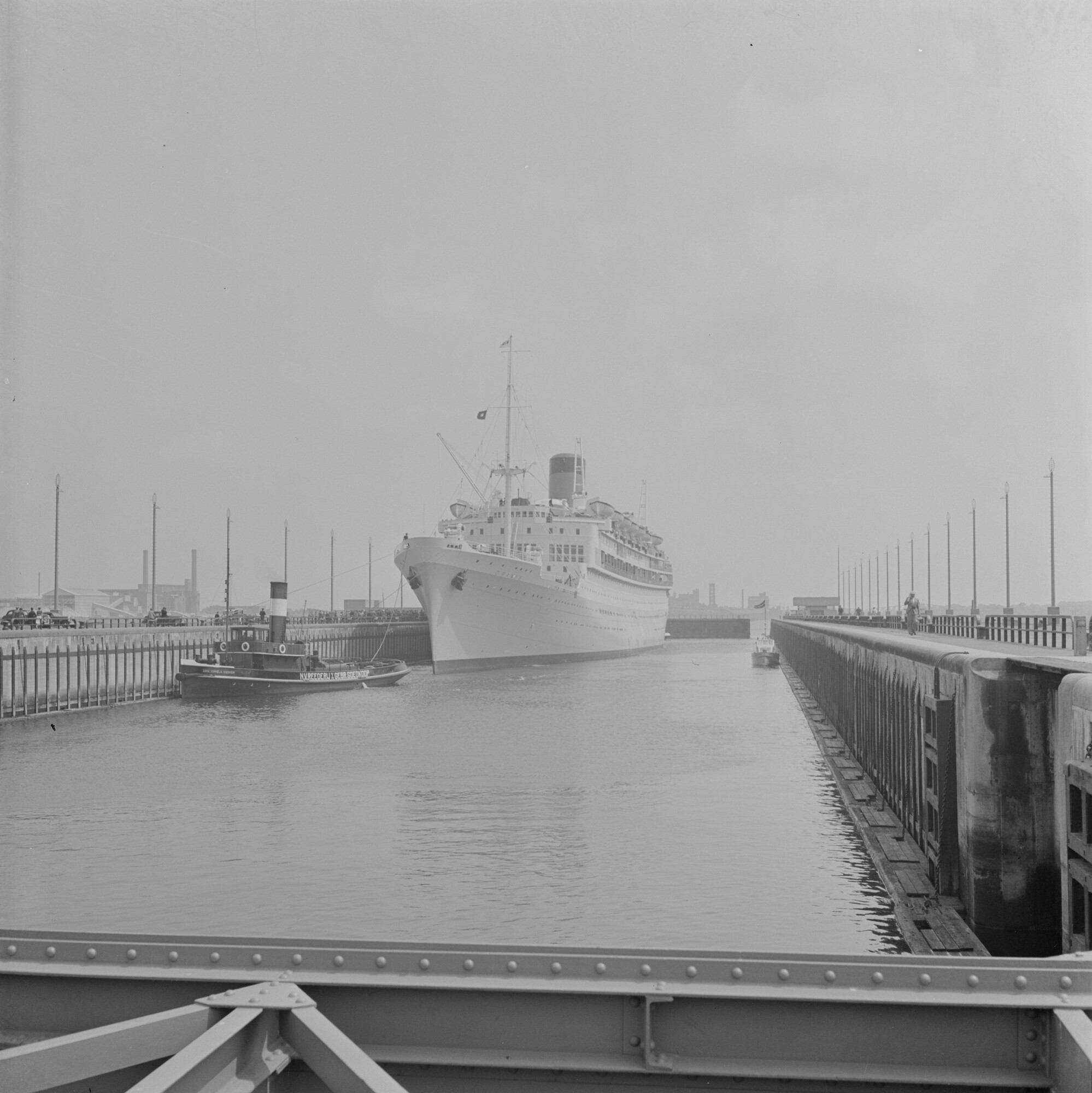 2015.2012; Negatief van ms. Oranje tijdens de proeftocht op 27 juni 1939 in de Noordersluis; negatief