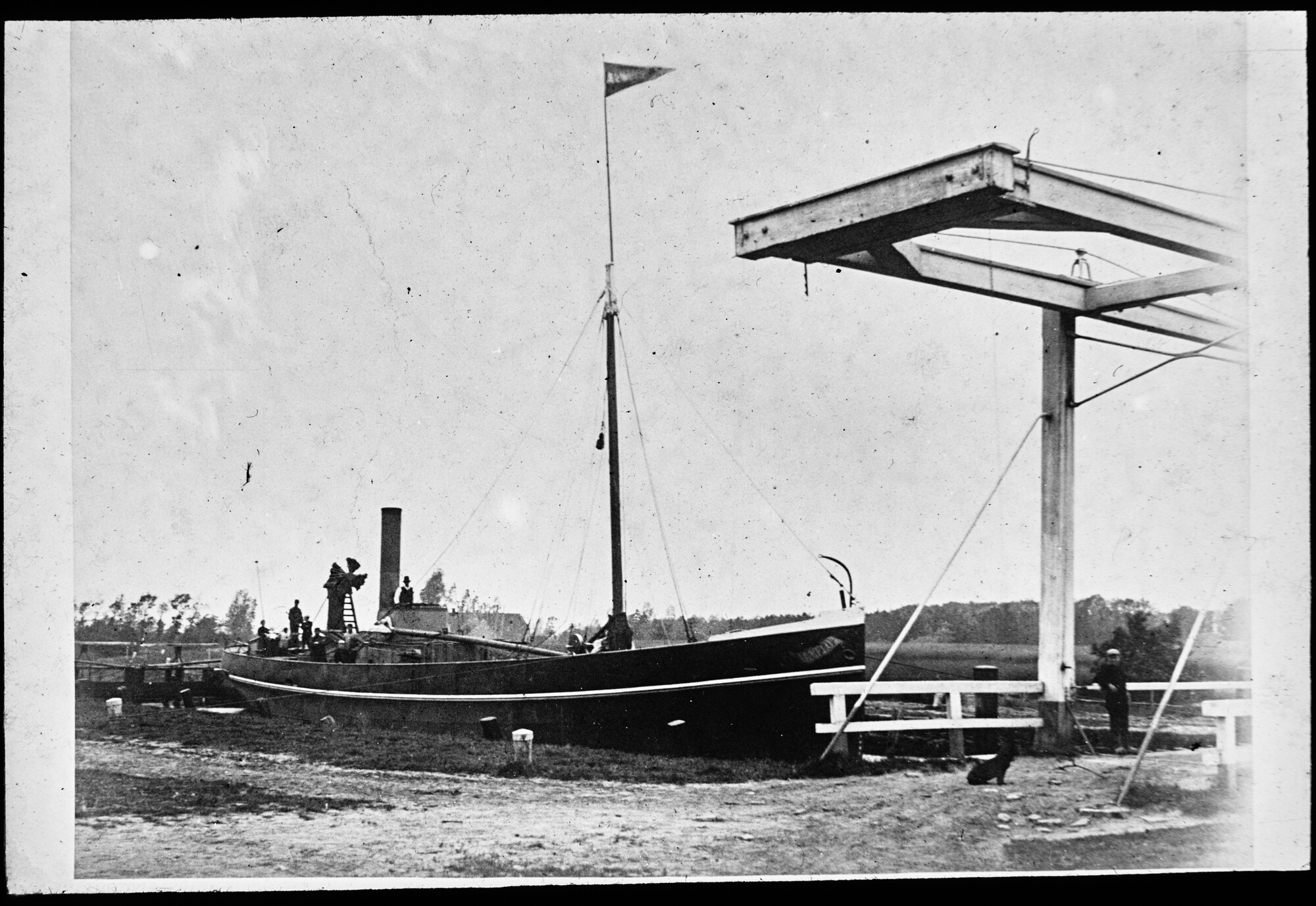 S.1156(06)025; Het vrachtschip ss. 'Almelo I' liggend in een sluis bij Almelo, 1891; lantaarnplaatje