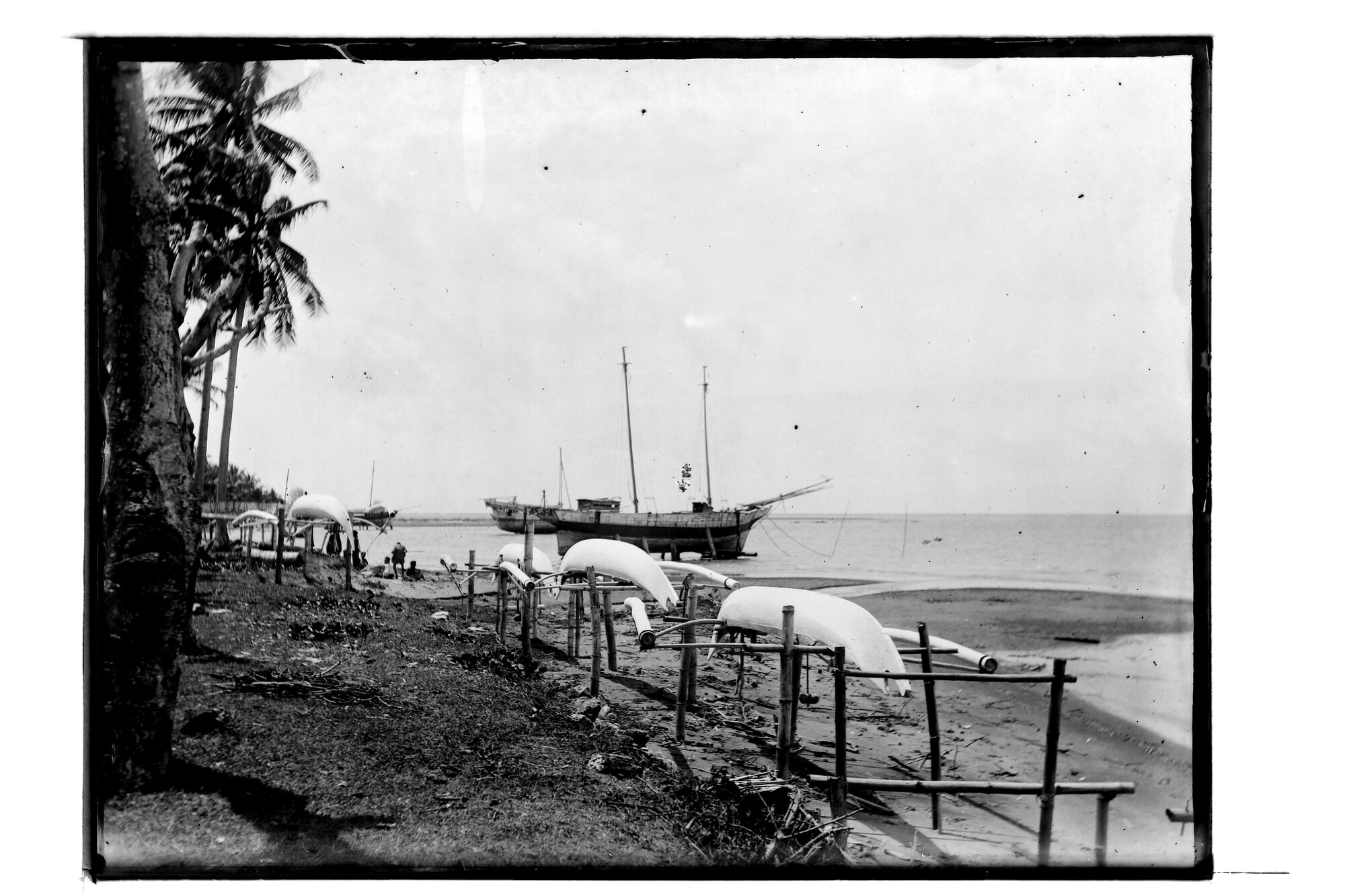 S.3319(185)a; Strand op het eiland Bawean; negatief