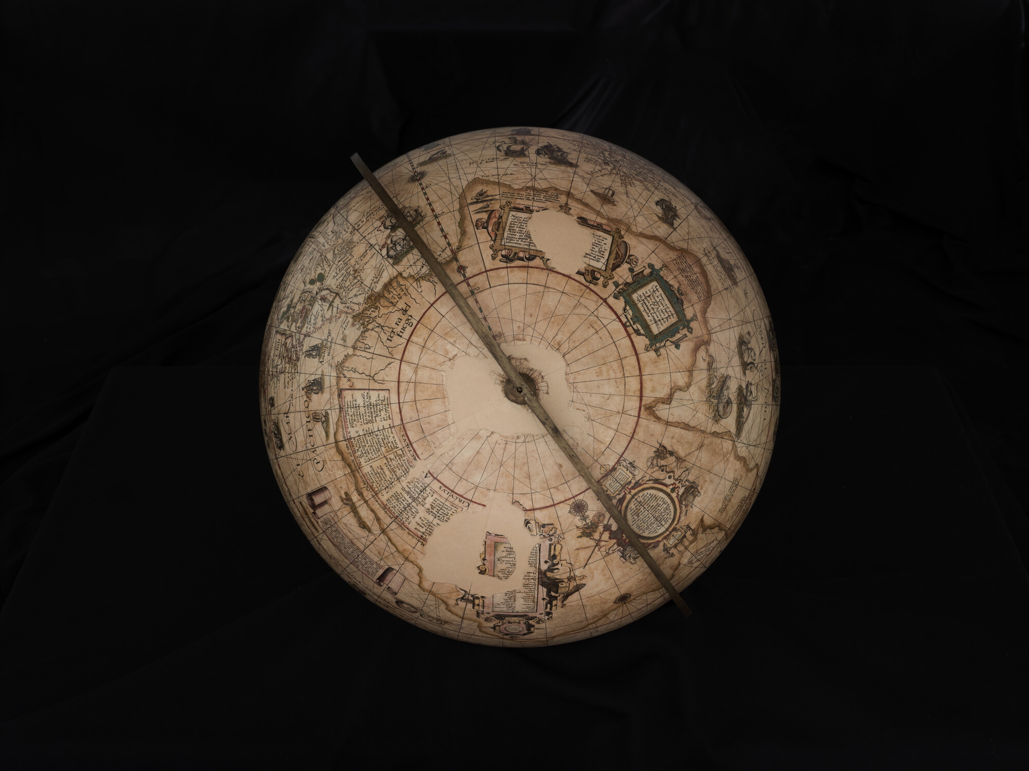 A.1140; Aardglobe van 52,5 cm doorsnede door Jacob Floris van Langren, 1589; globe