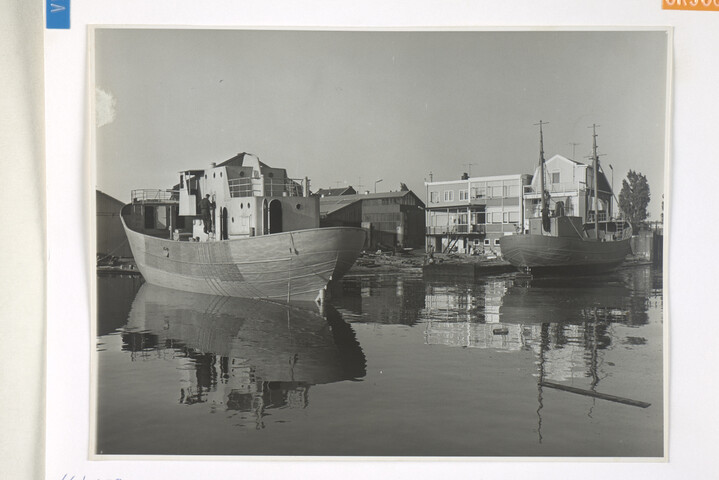 1992.1118; Twee vissersschepen tijdens afbouw bij een werf in Zeebrugge; foto