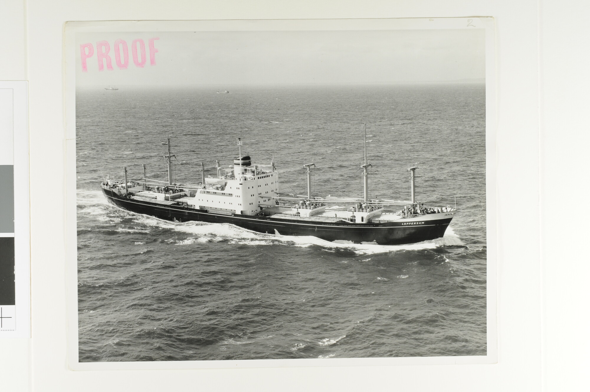 S.7032(040); Luchtfoto van het vrachtschip ms. 'Loppersum' van de NV; foto