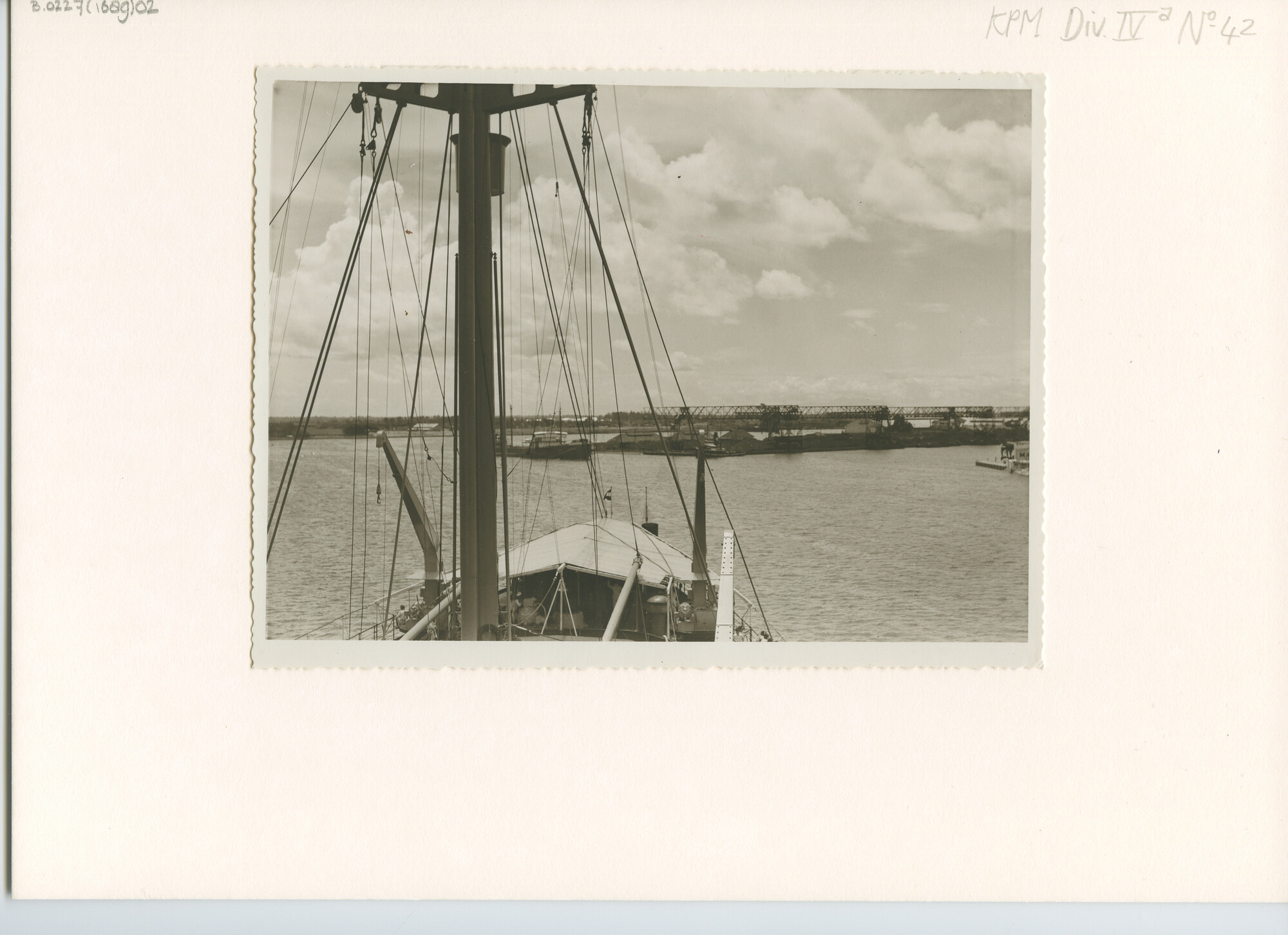 B.0227(1689)02; Foto van rondvaart van het personeel, vermoedelijk op het schip "Boissevain"; foto