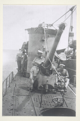 2000.3653; De onderzeeboot Hr.Ms. 'K XV' langszij een Amerikaans supplyship in de haven van Darwin, 1944; foto