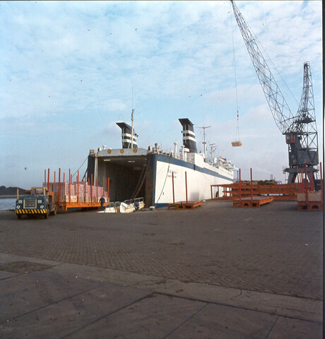 S.9100(7664); Dia van VCK-truck die het Finse Ro-Ro-schip ms. Arona uit Mariehamn uit [...]; diapositief