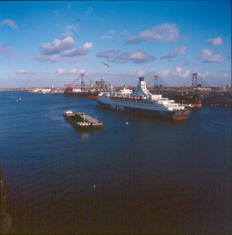 S.9100(8144); Car-ferry van de Tor Line in de Amsterdamse haven; diapositief