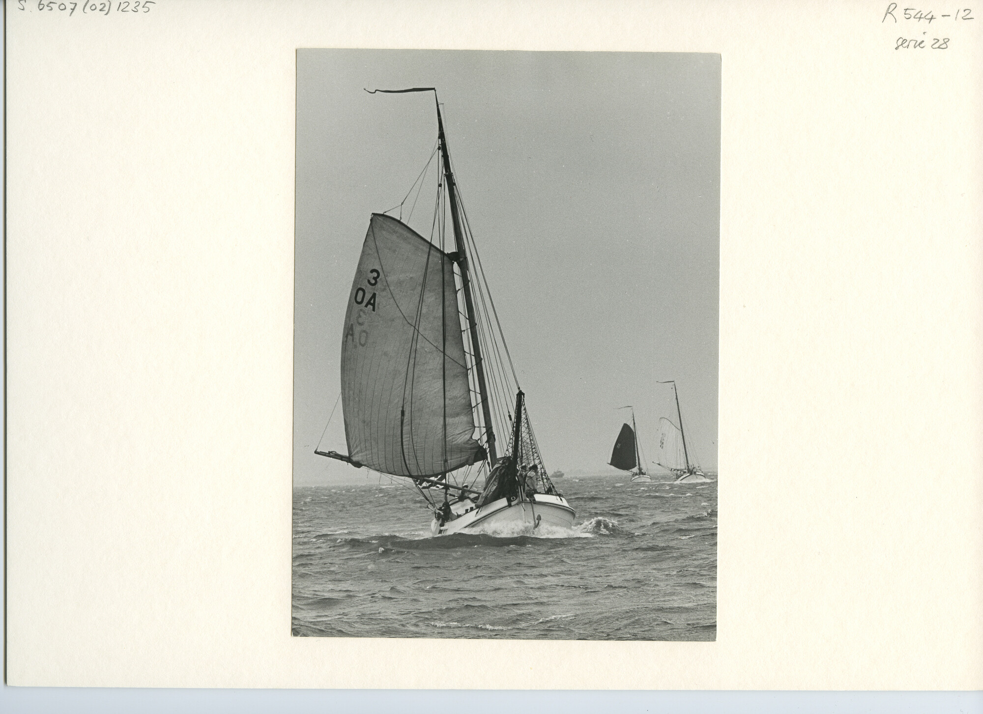 S.6507(02)1235; Zwart-wit foto van een reunie van ronde en platbodemjachten te Medemblik in 1964; foto