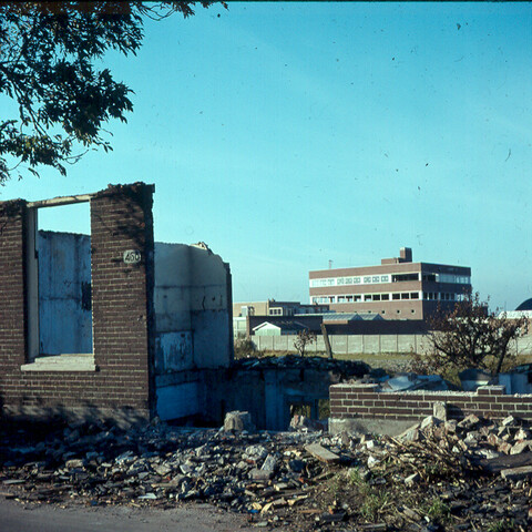 S.9100(1019); Dia van afbraak en nieuwbouw industrieterrein Sloterdijk; diapositief