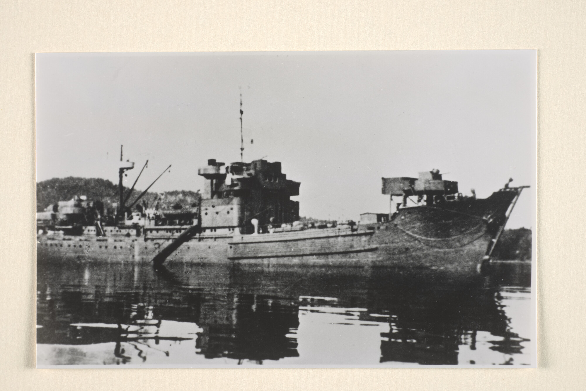 1995.6588; Reproductiefoto uit een boek: het wrak van het vrachtschip ms. Atlas van de KNSM; foto