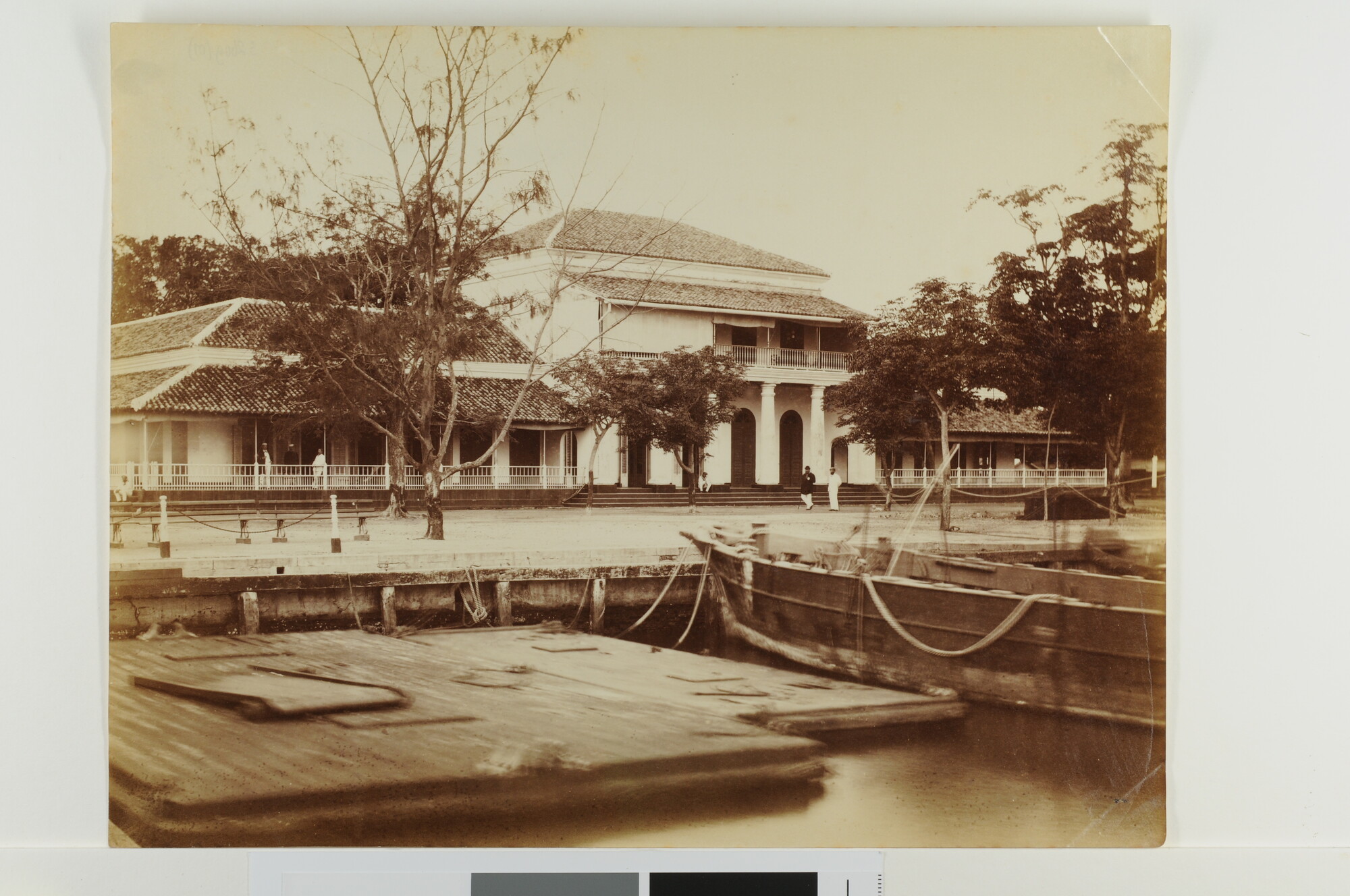 S.2609(01); Het hoofdgebouw van het Marine Etablissement op Onrust (Nederlands Indië); foto