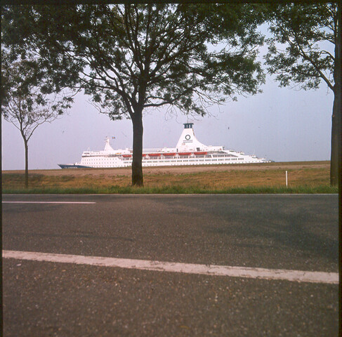 S.9100(8320); Dia van de Zweedse ferry Tor Scandinavia varende op het Noordzeekanaal [...]; diapositief