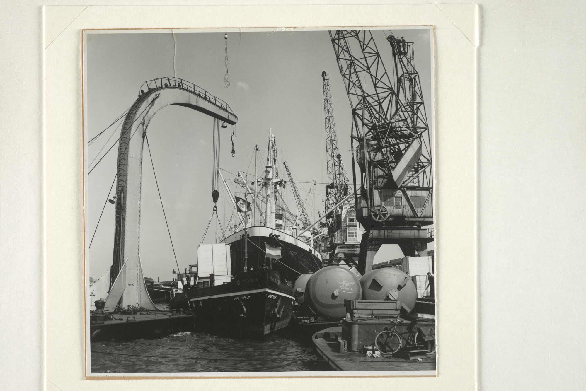 1998.0117; Vanuit het binnenvaartschip ms. 'Roekwijk' van de NRM worden met een drijvende kraan zware lasten getild; foto