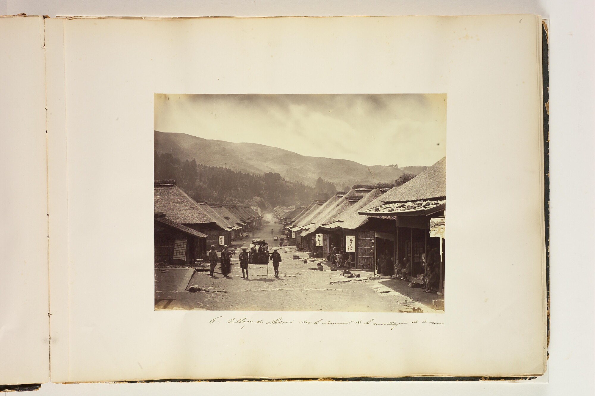 S.3628(04); 'Views of Japan': Album nr. 3 uit een serie van drie van de Nederlandse consul in Japan Dirk de Graeff van Polsbroek; fotoalbum